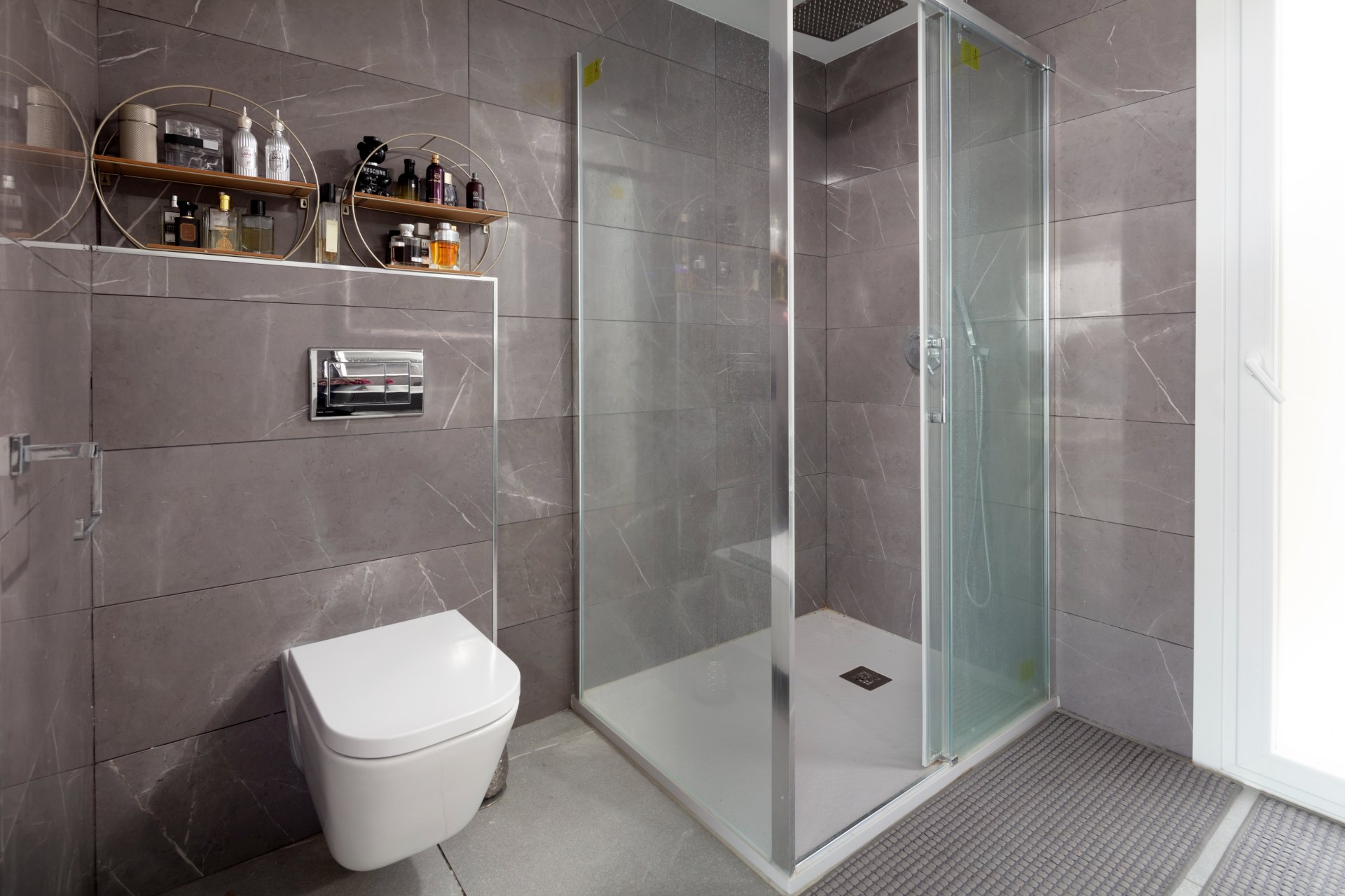 Moderna y luminosa villa con hermosas vistas a la sierra y al mar