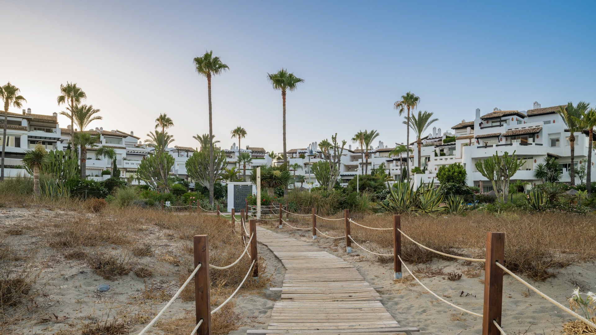 Elegance and spectacular views in the heart of Costalita, New Golden Mile, Estepona