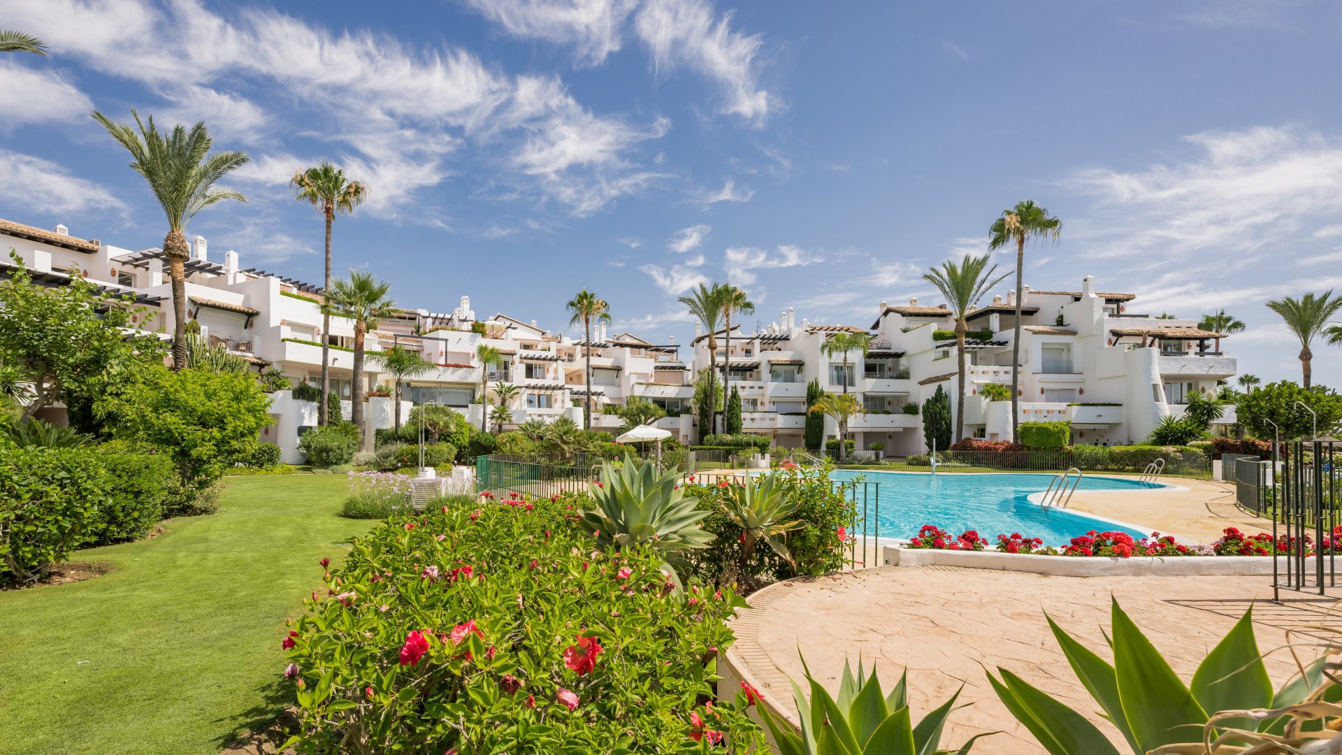 Elegance and spectacular views in the heart of Costalita, New Golden Mile, Estepona