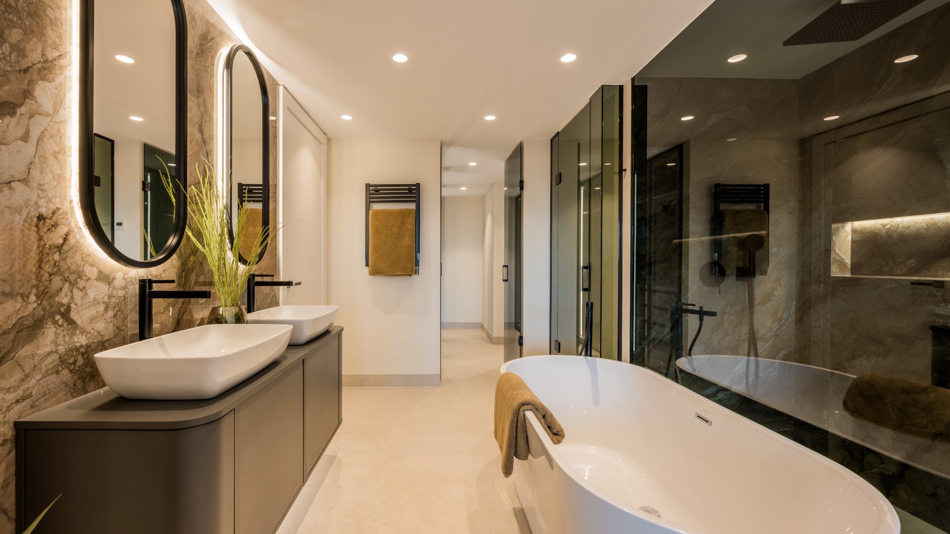 Elegance and spectacular views in the heart of Costalita, New Golden Mile, Estepona