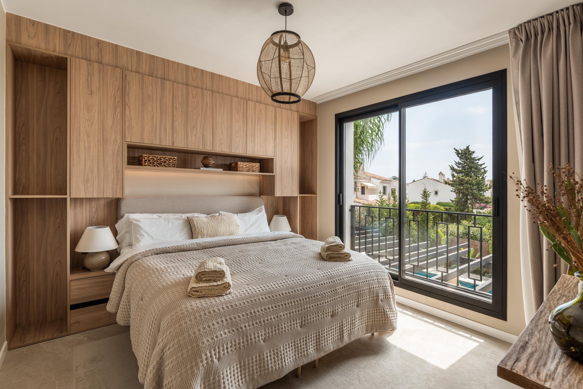 Villa que combina el encanto mediterráneo con la elegancia moderna junto a la playa en San Pedro de Alcántara, Marbella