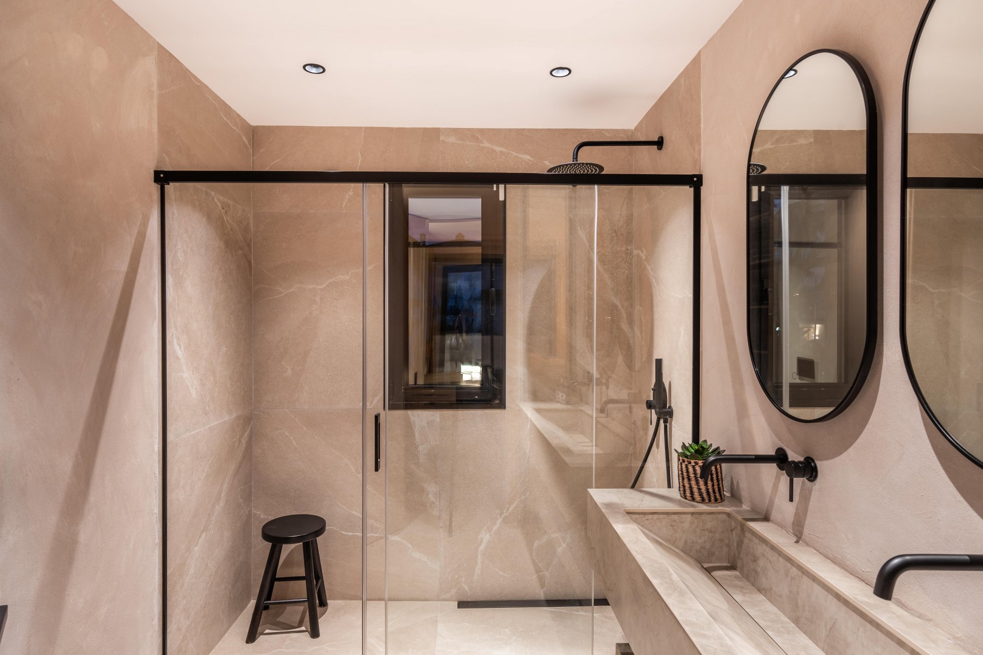 Villa que combina el encanto mediterráneo con la elegancia moderna junto a la playa en San Pedro de Alcántara, Marbella