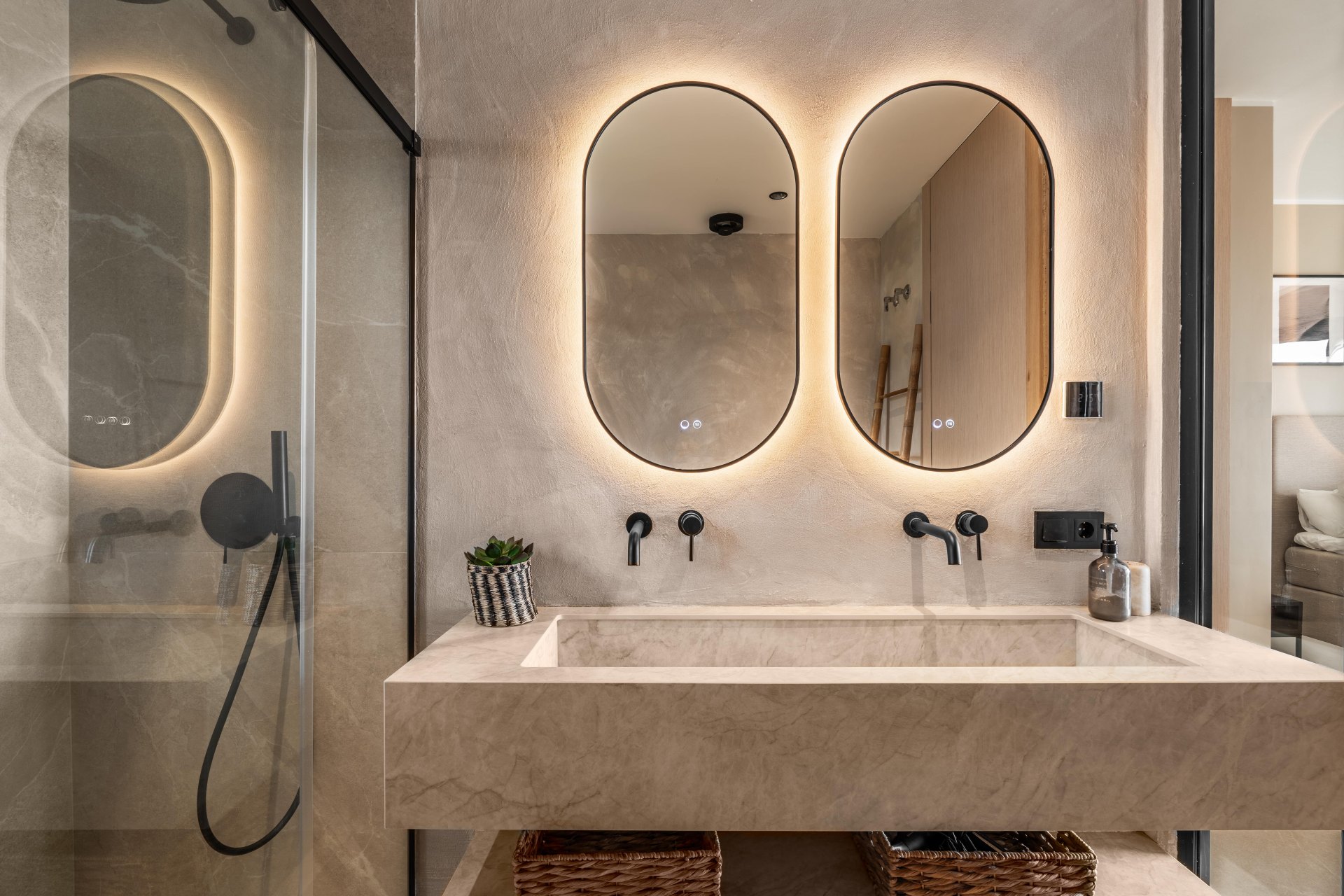 Villa que combina el encanto mediterráneo con la elegancia moderna junto a la playa en San Pedro de Alcántara, Marbella