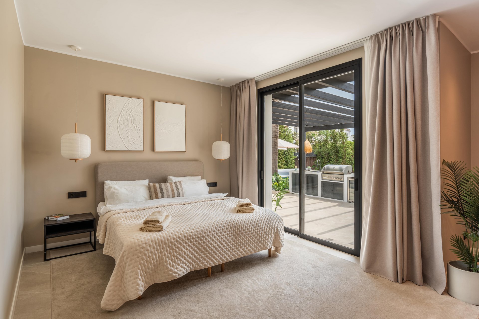 Villa que combina el encanto mediterráneo con la elegancia moderna junto a la playa en San Pedro de Alcántara, Marbella