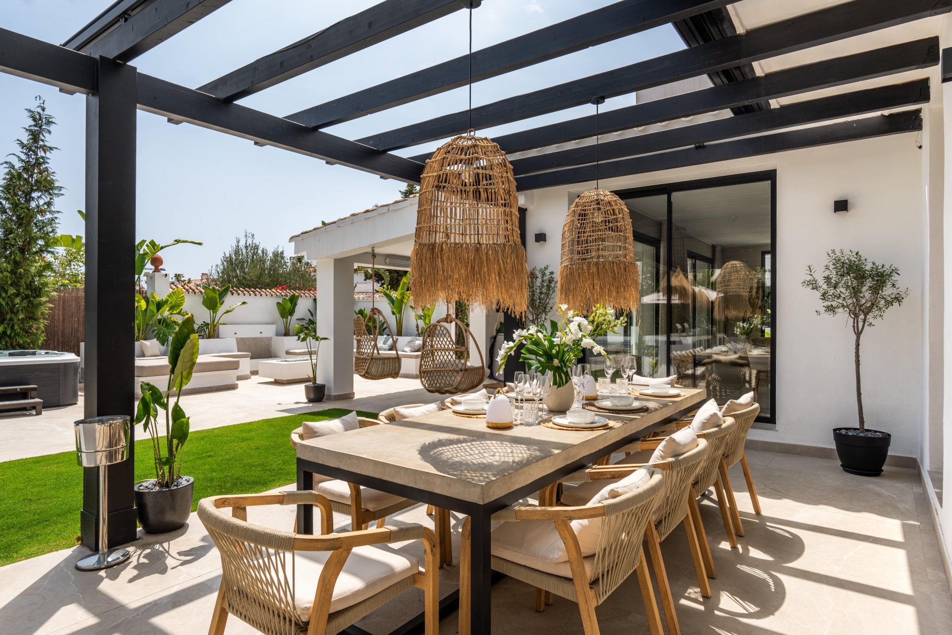 Villa que combina el encanto mediterráneo con la elegancia moderna junto a la playa en San Pedro de Alcántara, Marbella