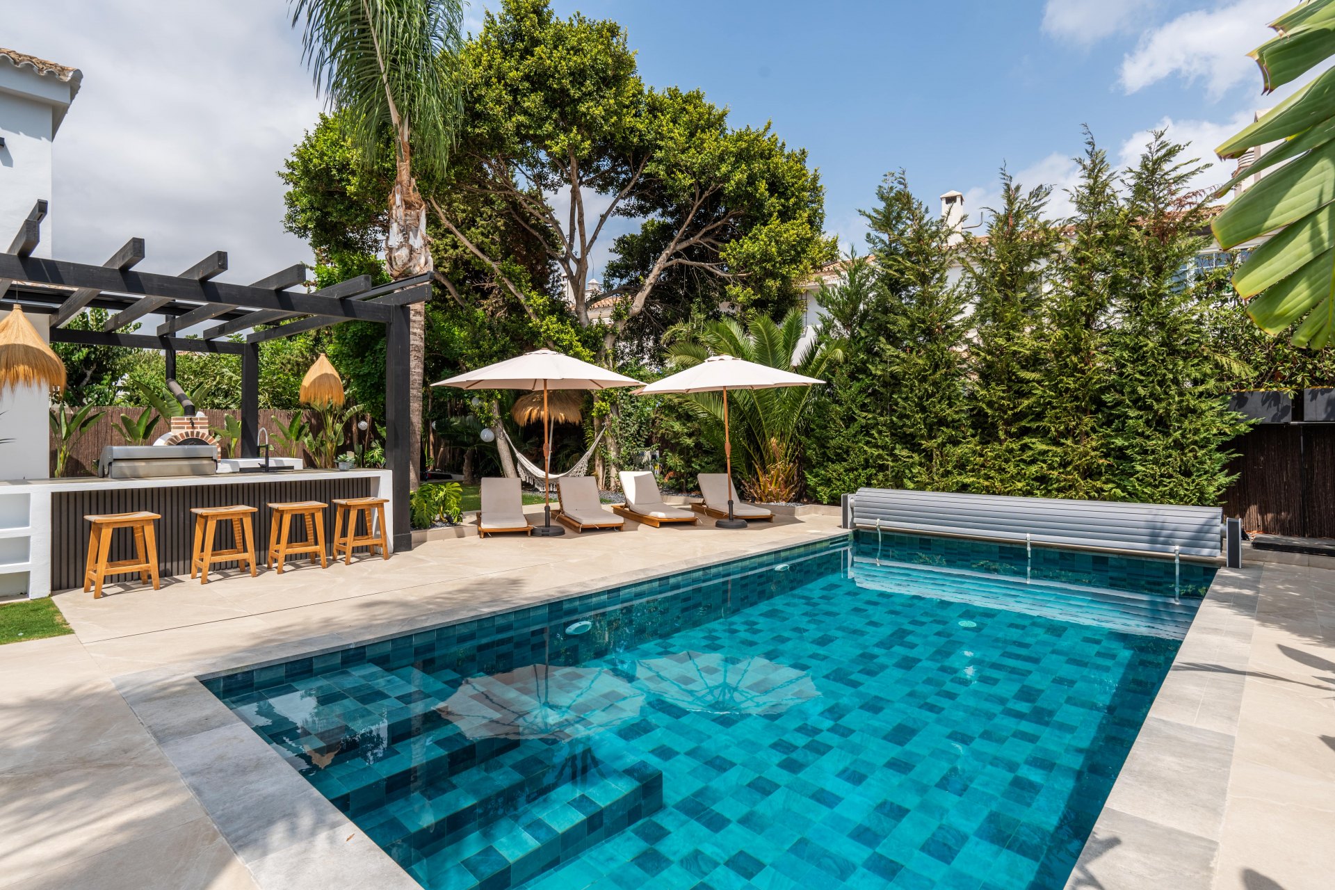 Villa que combina el encanto mediterráneo con la elegancia moderna junto a la playa en San Pedro de Alcántara, Marbella
