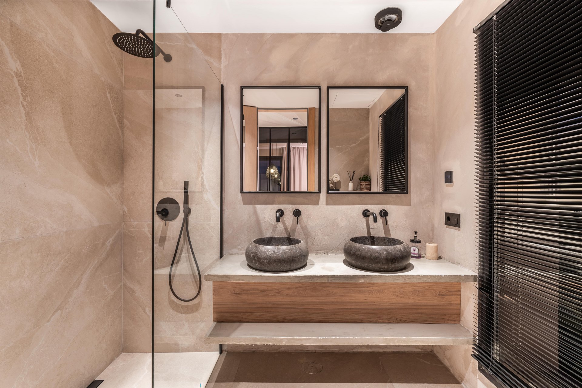 Villa que combina el encanto mediterráneo con la elegancia moderna junto a la playa en San Pedro de Alcántara, Marbella