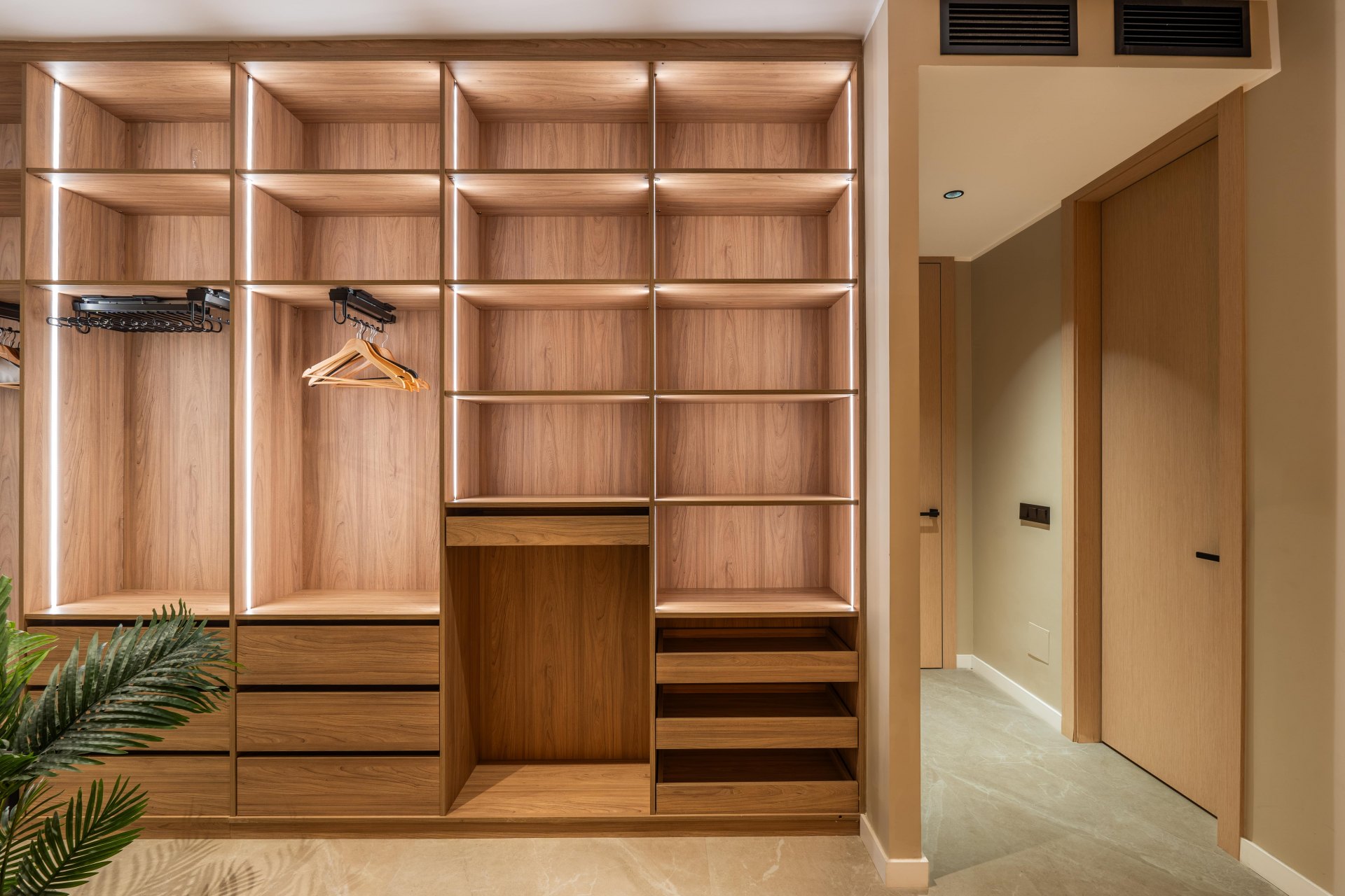 Villa que combina el encanto mediterráneo con la elegancia moderna junto a la playa en San Pedro de Alcántara, Marbella