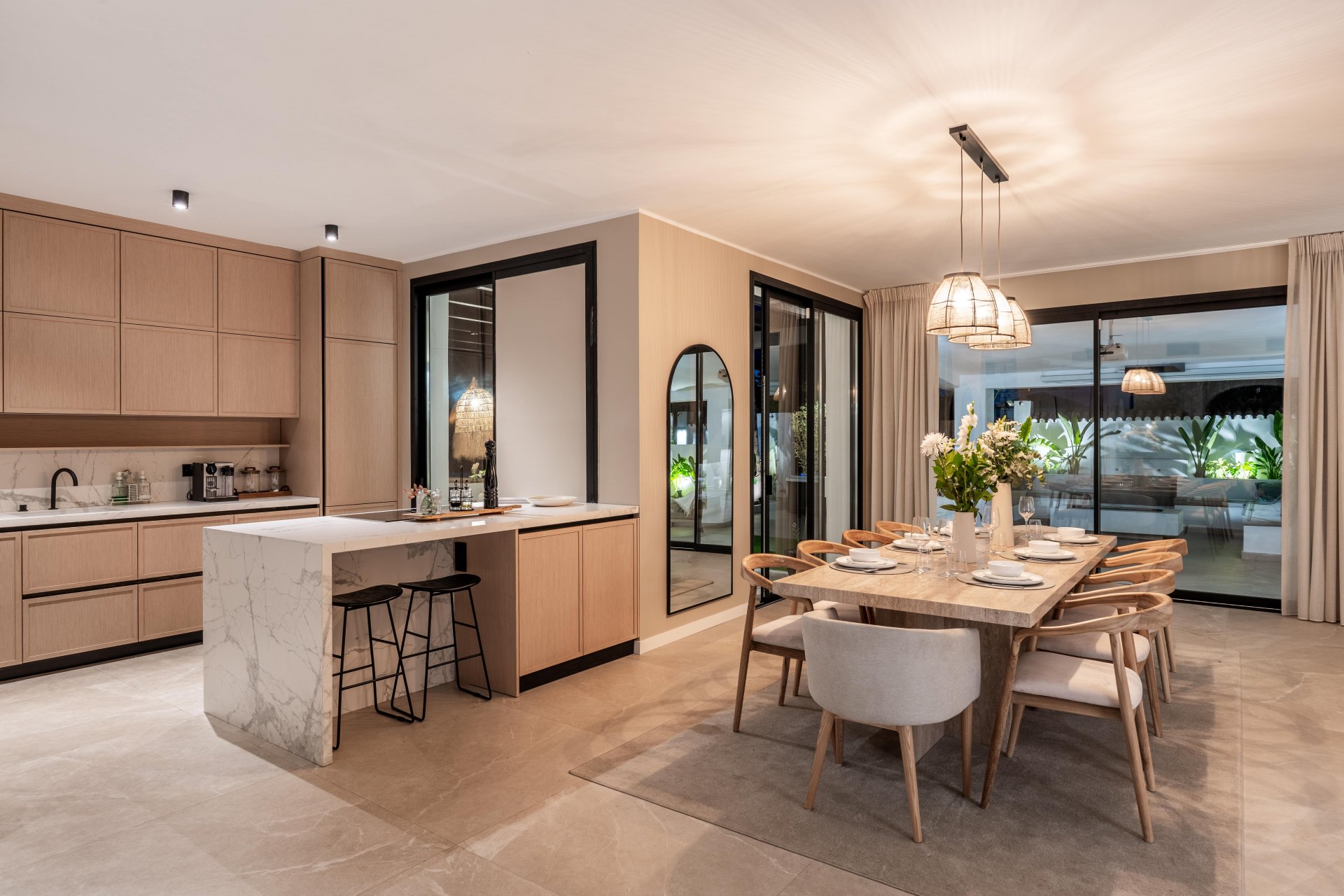 Villa que combina el encanto mediterráneo con la elegancia moderna junto a la playa en San Pedro de Alcántara, Marbella