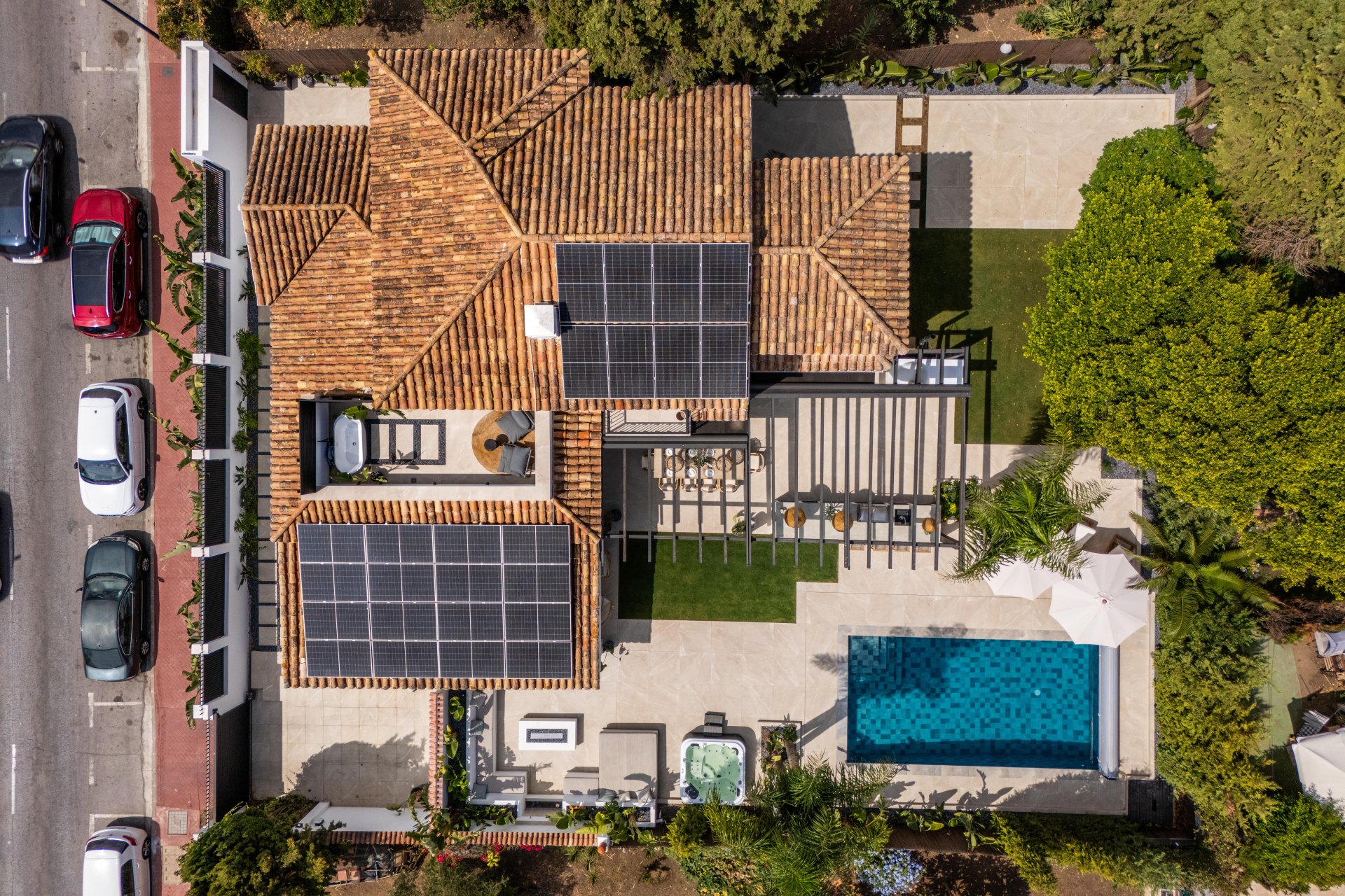 Villa que combina el encanto mediterráneo con la elegancia moderna junto a la playa en San Pedro de Alcántara, Marbella