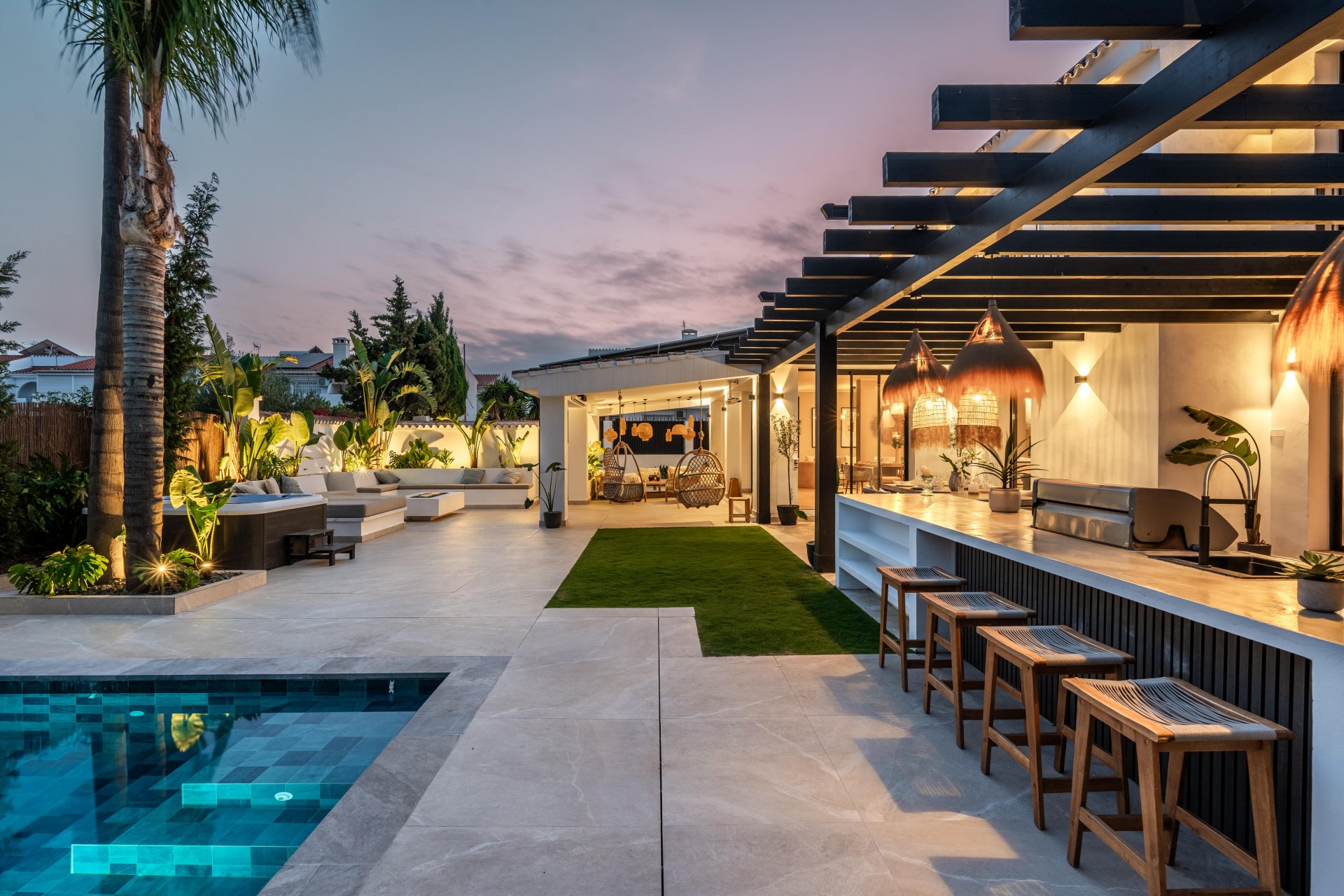 Villa que combina el encanto mediterráneo con la elegancia moderna junto a la playa en San Pedro de Alcántara, Marbella