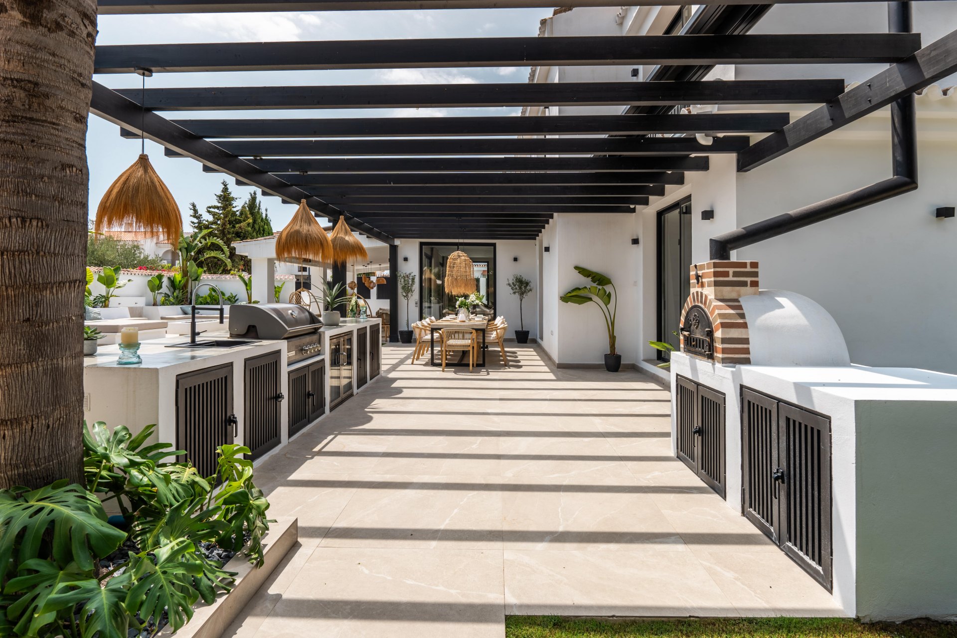 Villa que combina el encanto mediterráneo con la elegancia moderna junto a la playa en San Pedro de Alcántara, Marbella