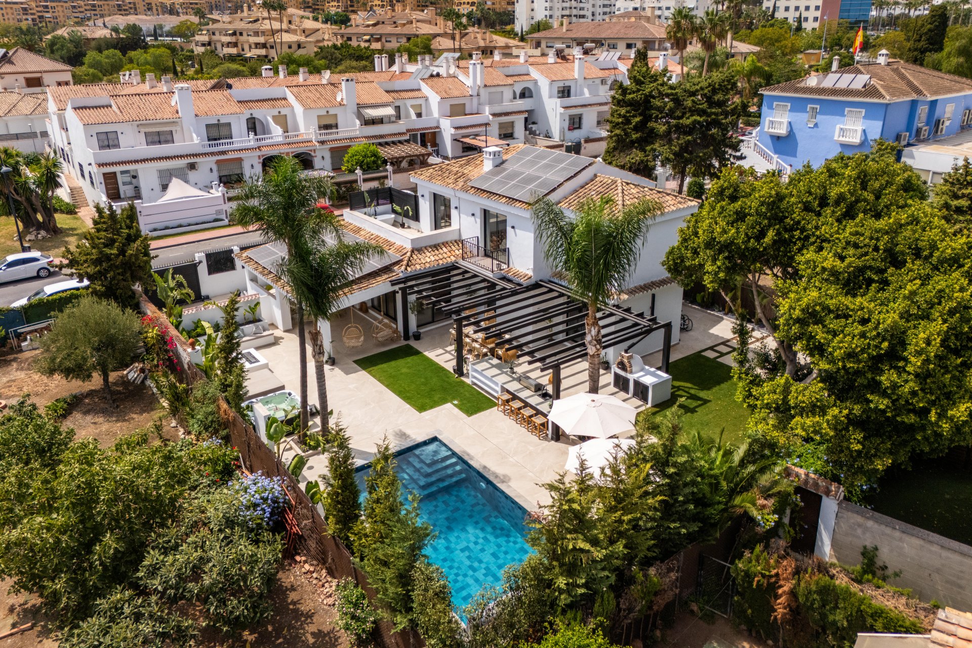 Villa que combina el encanto mediterráneo con la elegancia moderna junto a la playa en San Pedro de Alcántara, Marbella