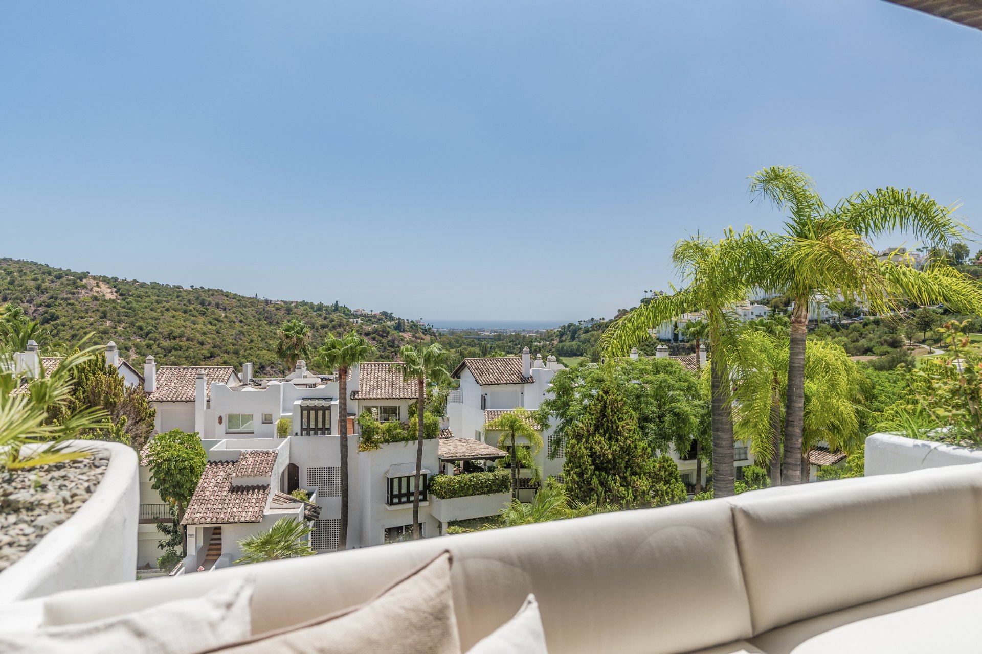 Ático exclusivo en Nueva Andalucía con Vistas Panorámicas al Mar y La Concha