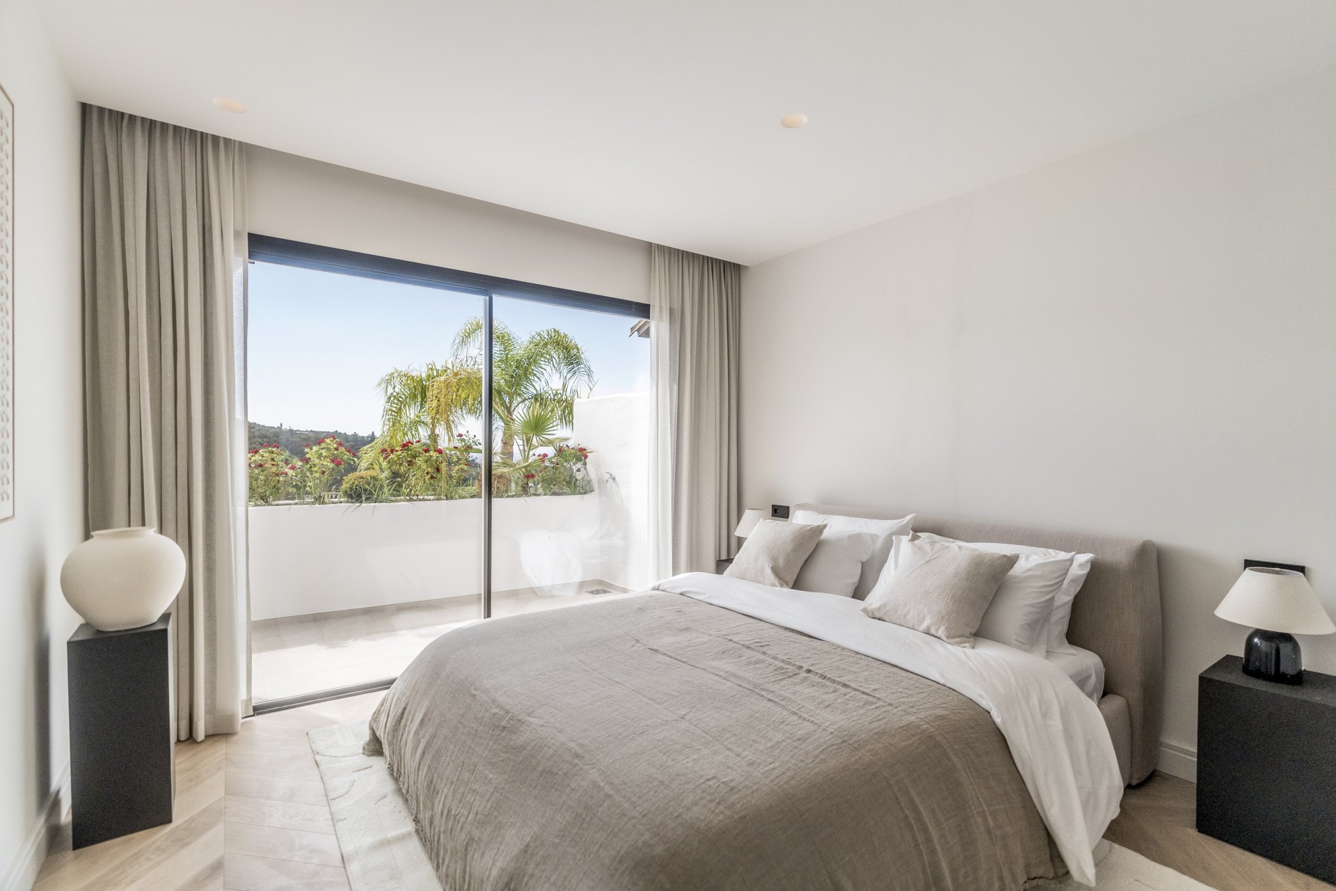 Ático exclusivo en Nueva Andalucía con Vistas Panorámicas al Mar y La Concha