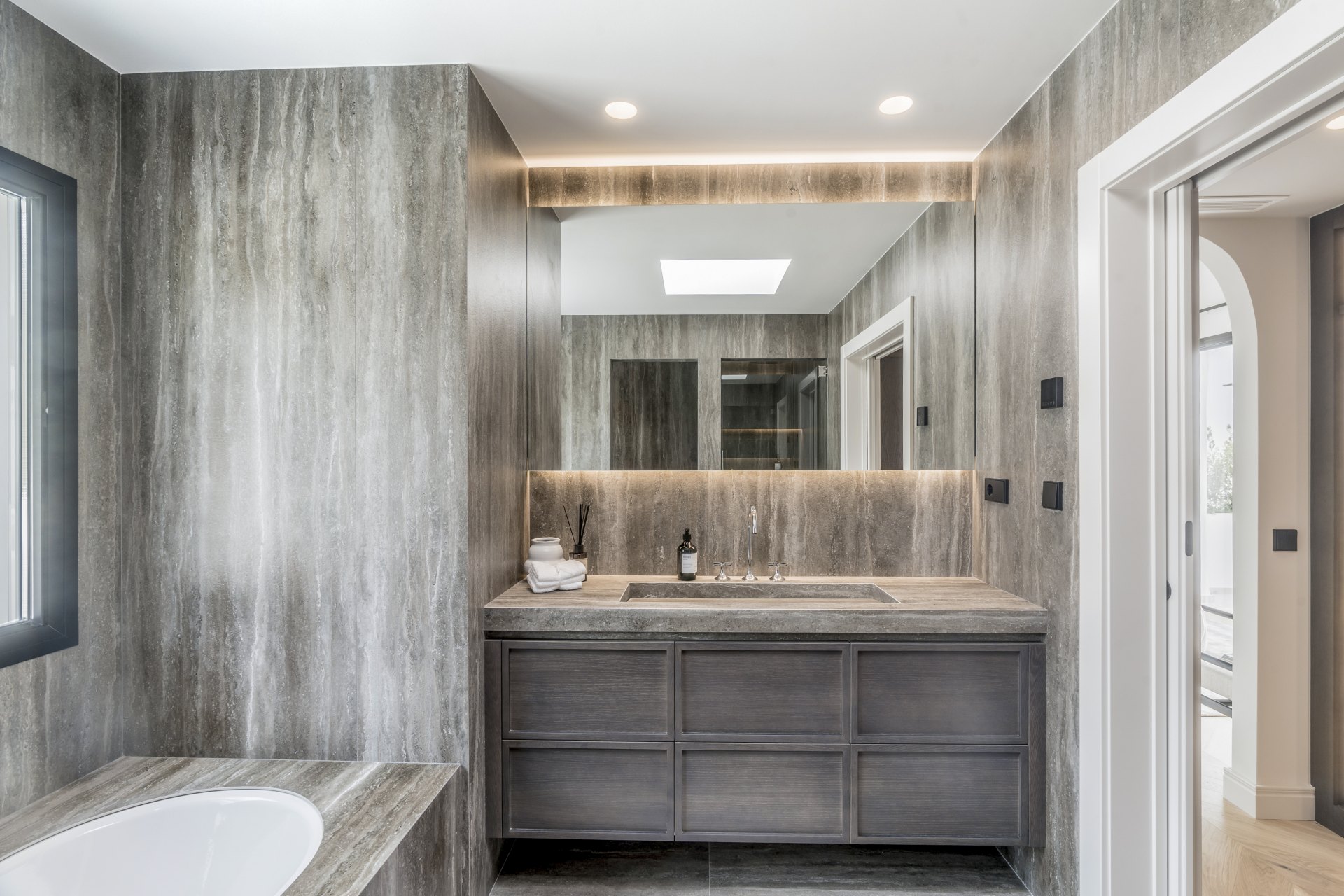 Ático exclusivo en Nueva Andalucía con Vistas Panorámicas al Mar y La Concha