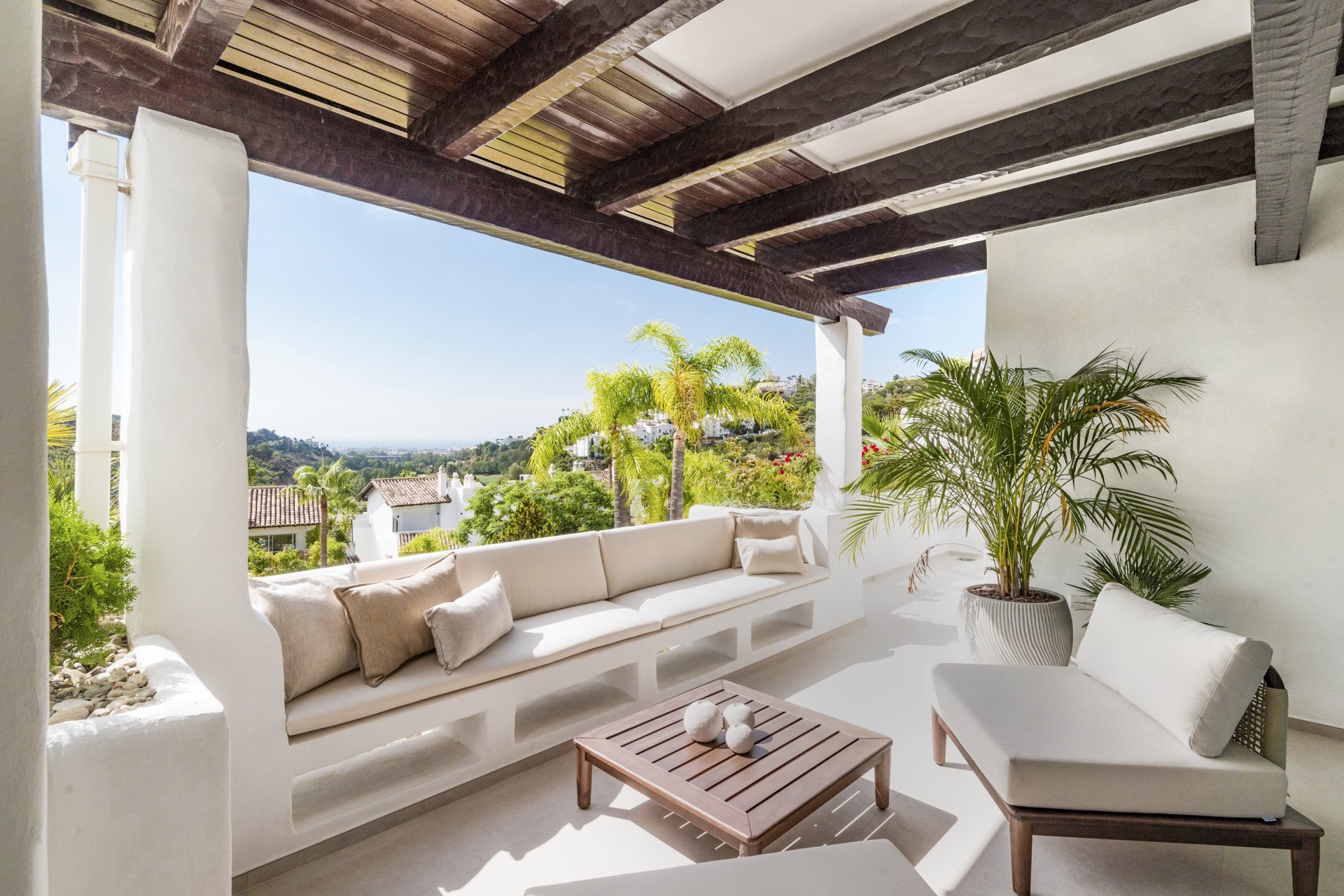 Ático exclusivo en Nueva Andalucía con Vistas Panorámicas al Mar y La Concha