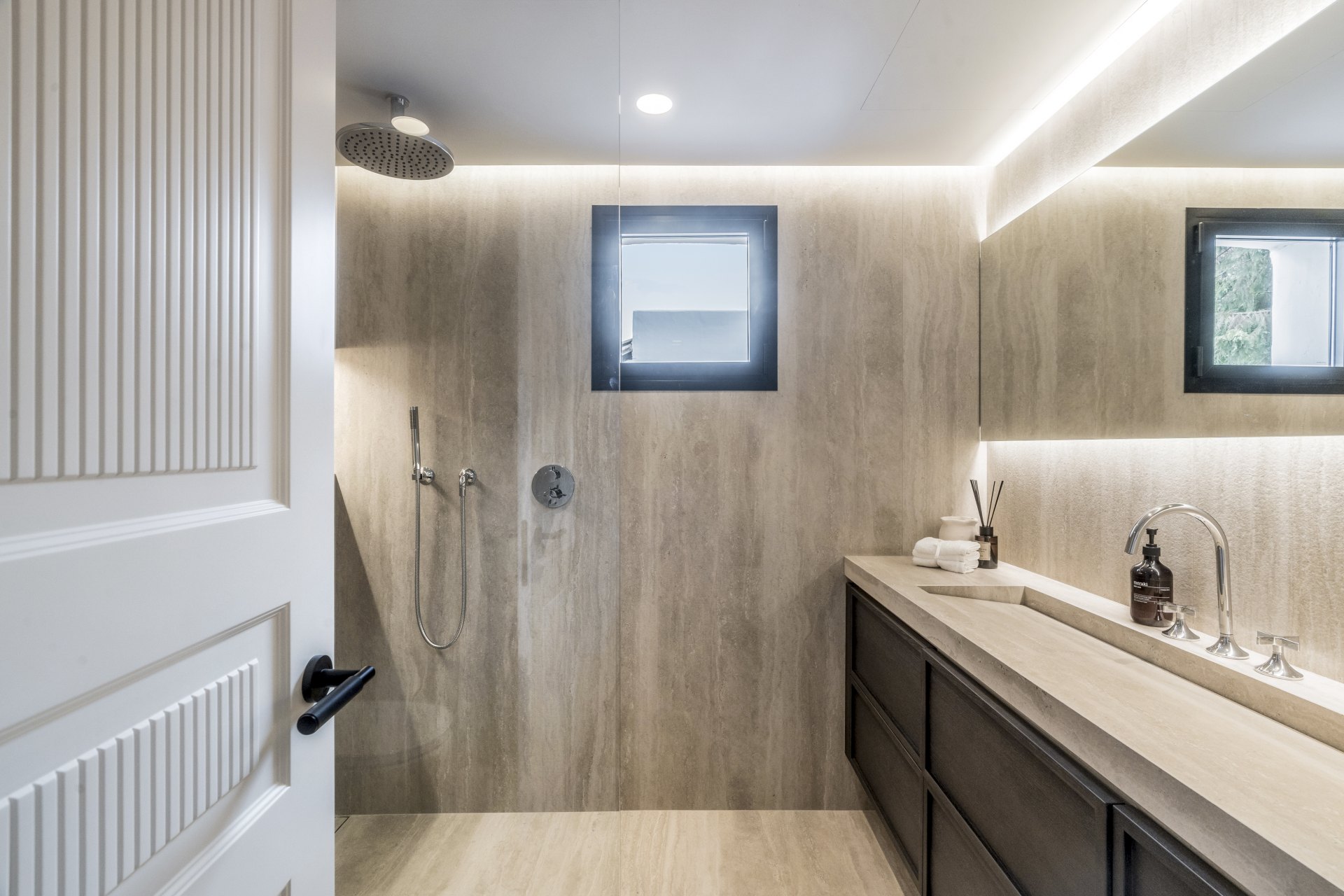 Ático exclusivo en Nueva Andalucía con Vistas Panorámicas al Mar y La Concha