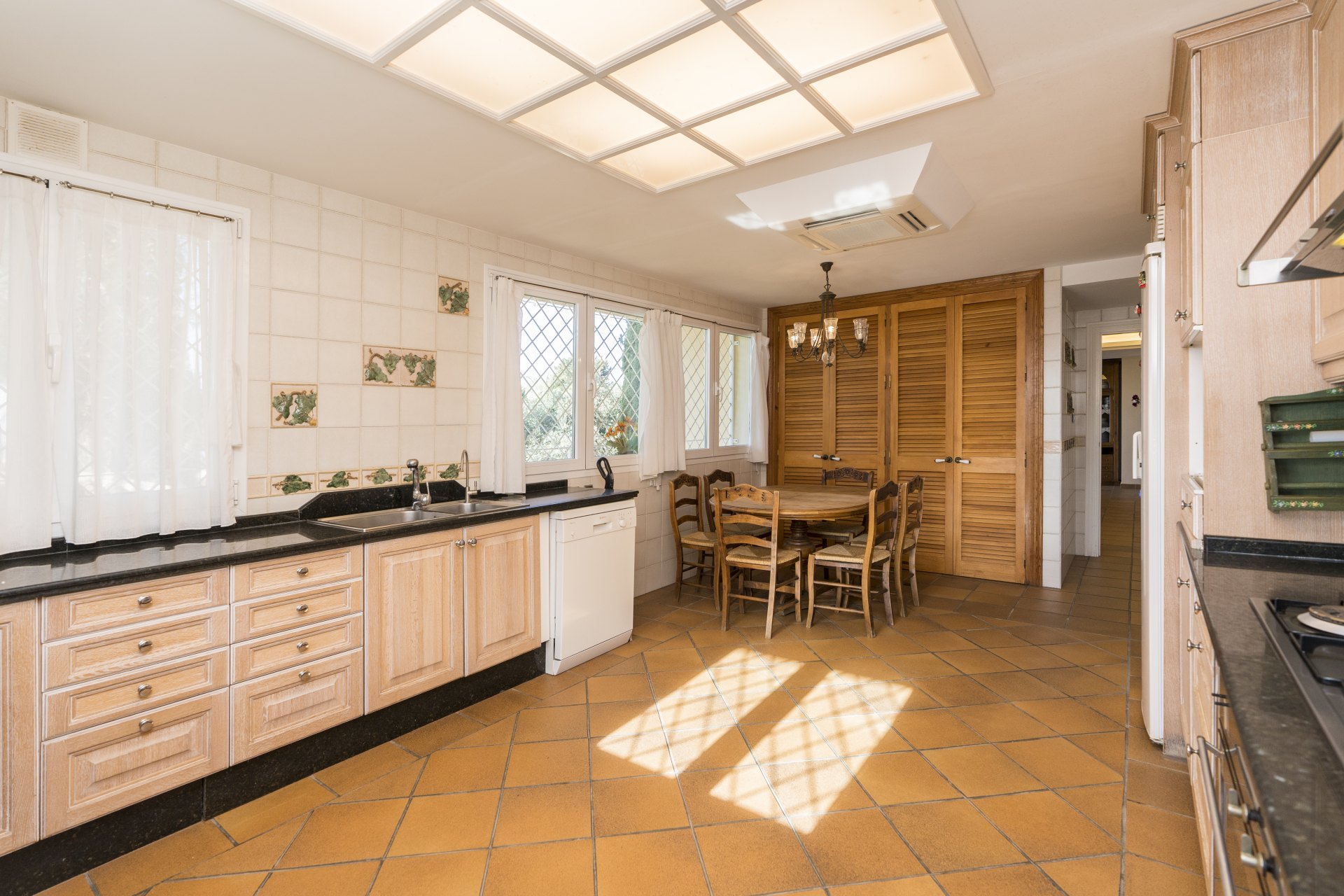 Villa de estilo andaluz con vistas al mar y casa de invitados