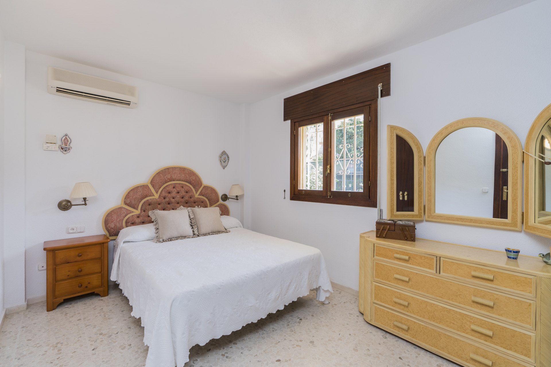 Villa de estilo andaluz con vistas al mar y casa de invitados