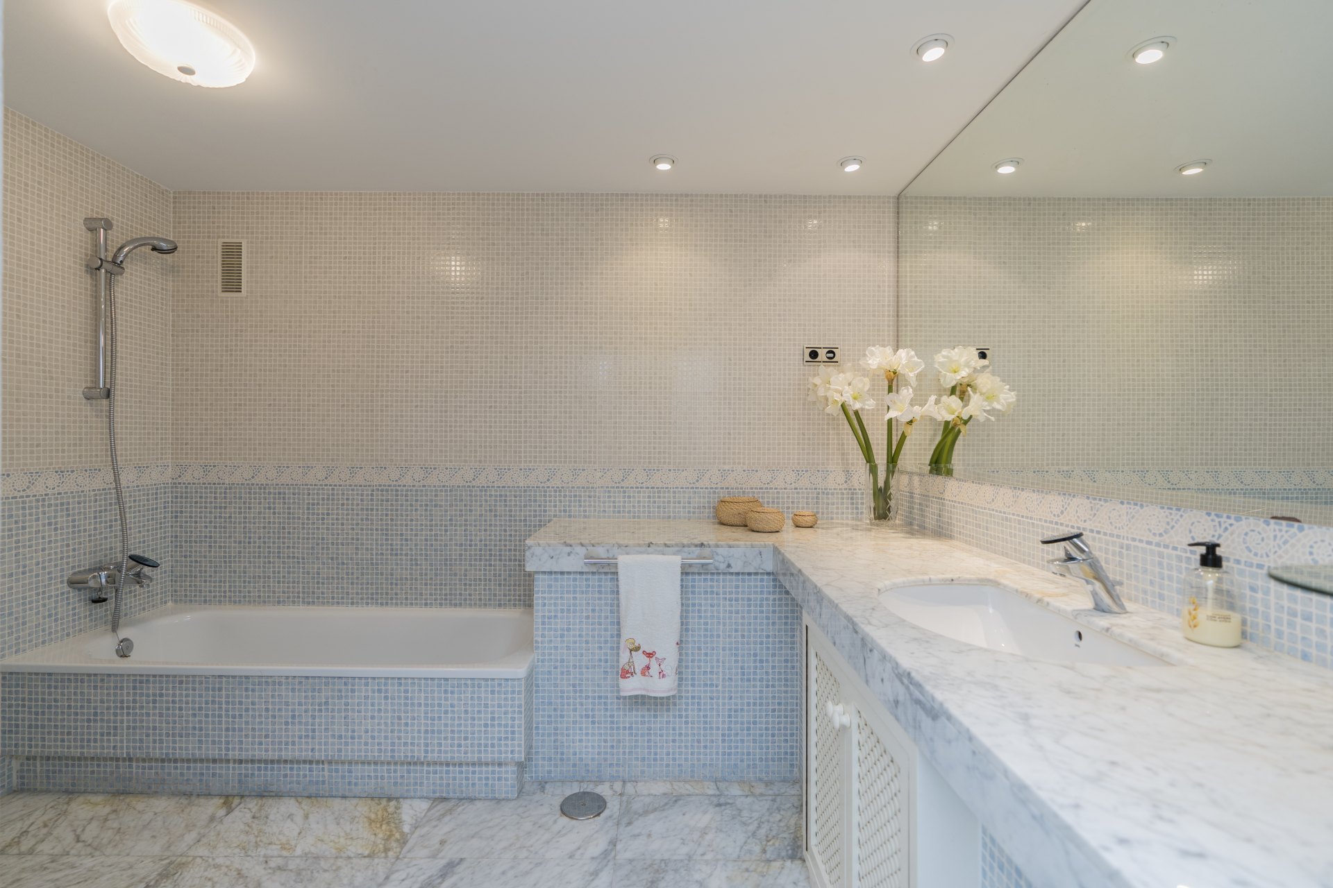 Villa de estilo andaluz con vistas al mar y casa de invitados