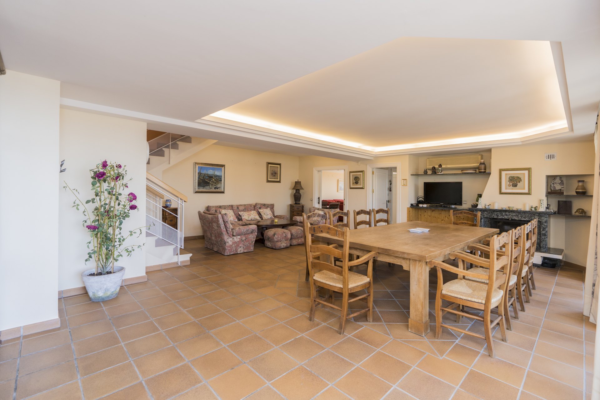 Villa de estilo andaluz con vistas al mar y casa de invitados