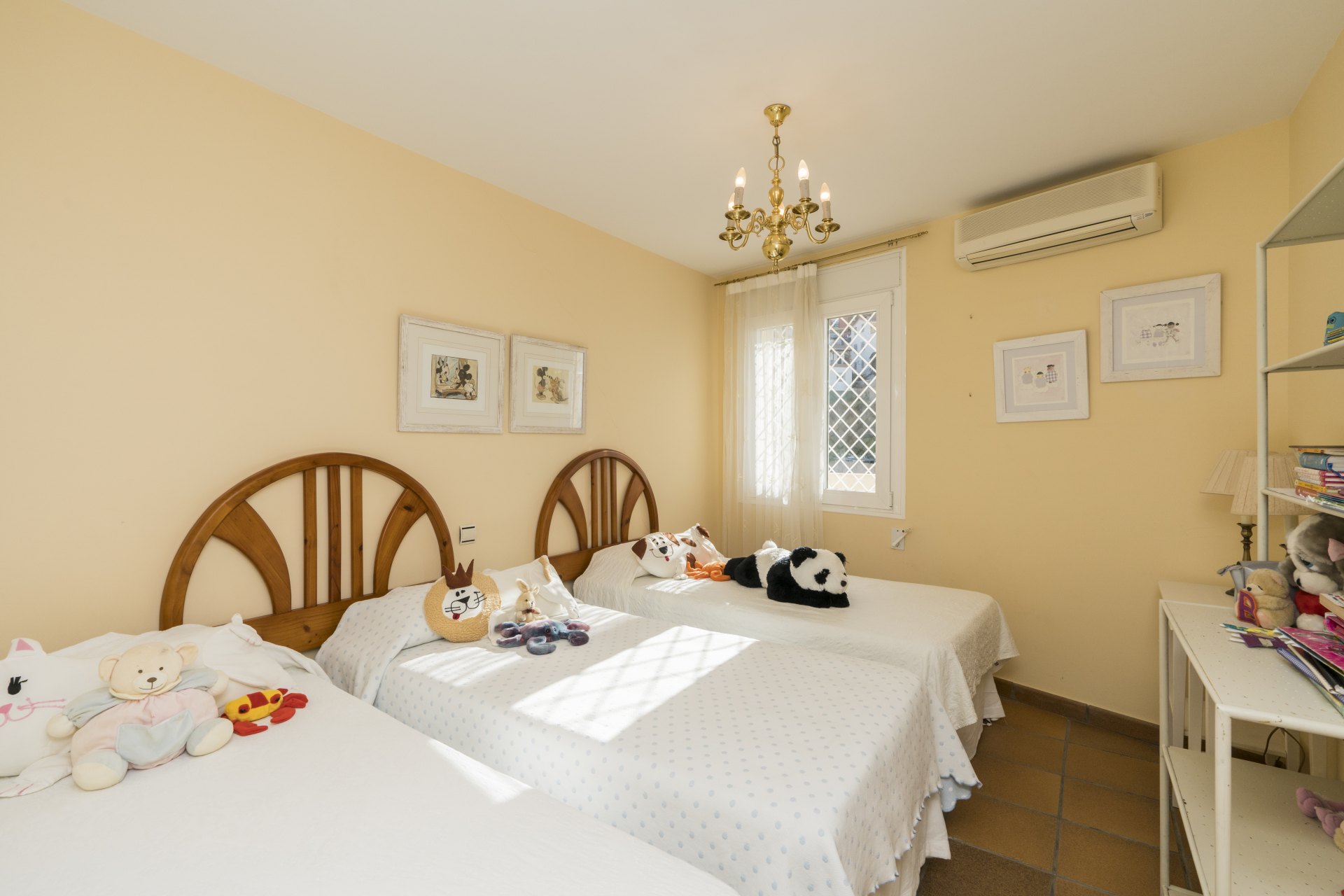 Villa de estilo andaluz con vistas al mar y casa de invitados