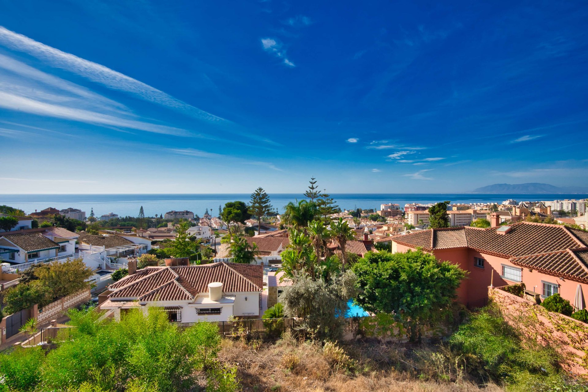Villa de estilo andaluz con vistas al mar y casa de invitados