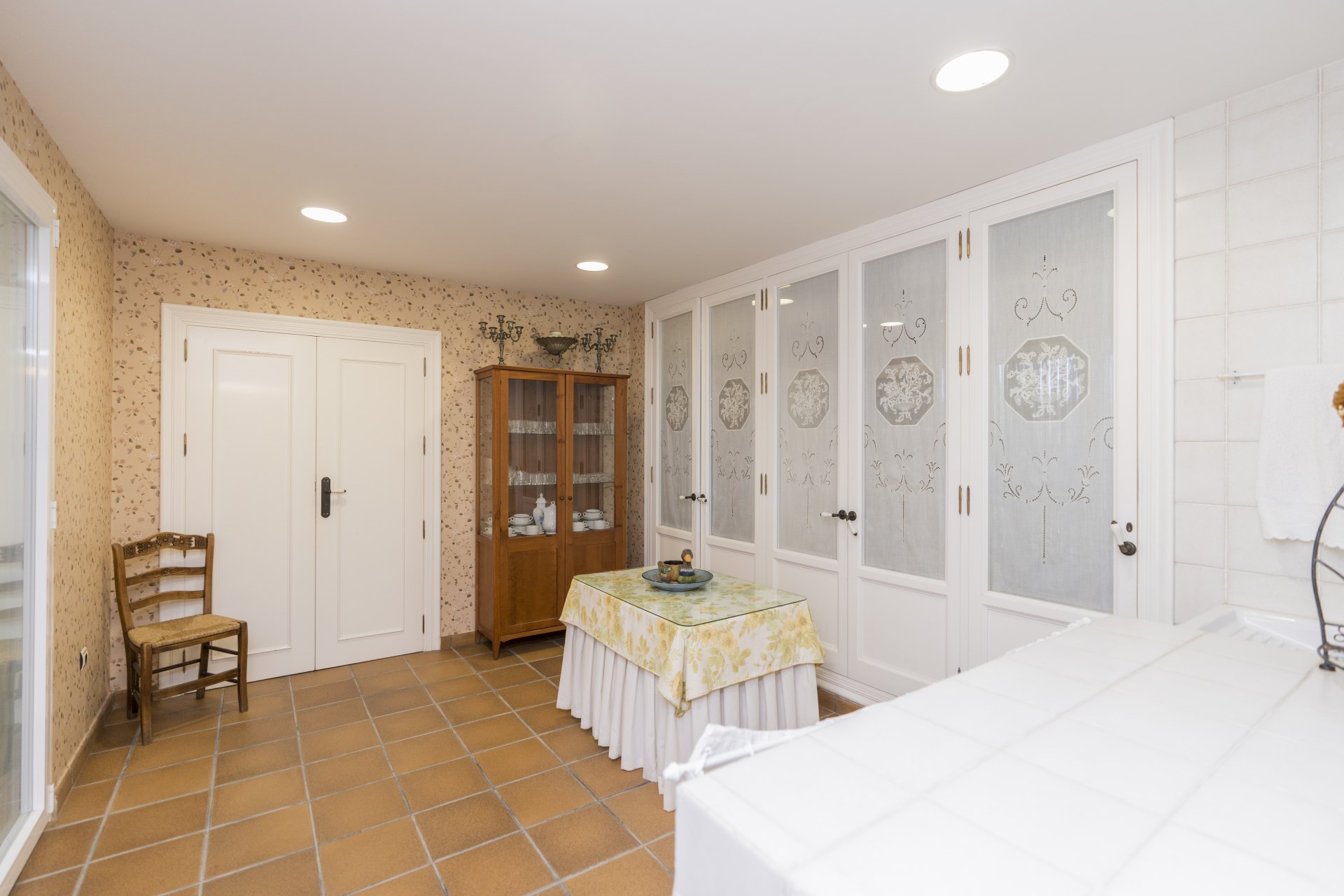 Villa de estilo andaluz con vistas al mar y casa de invitados