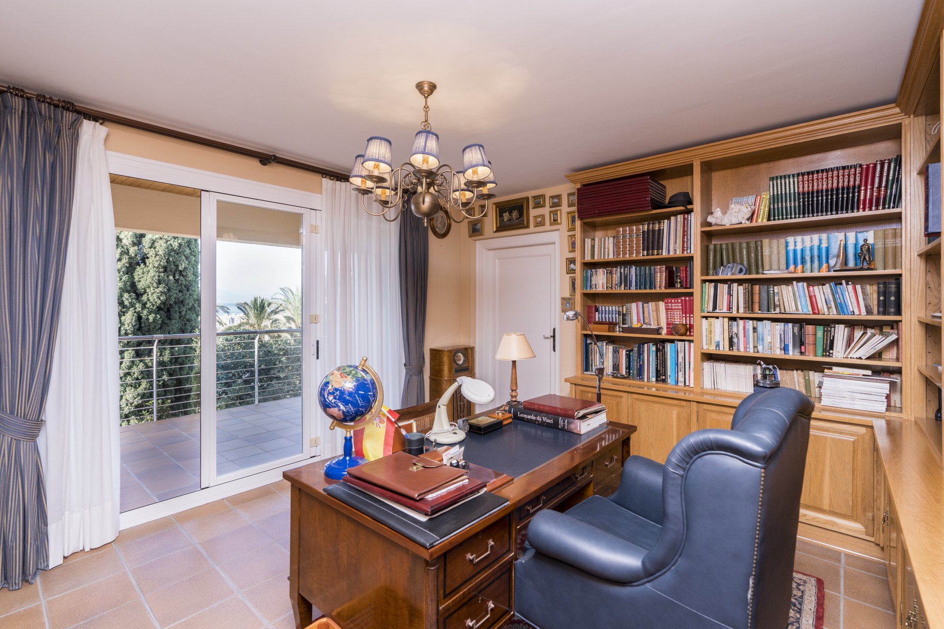 Villa de estilo andaluz con vistas al mar y casa de invitados