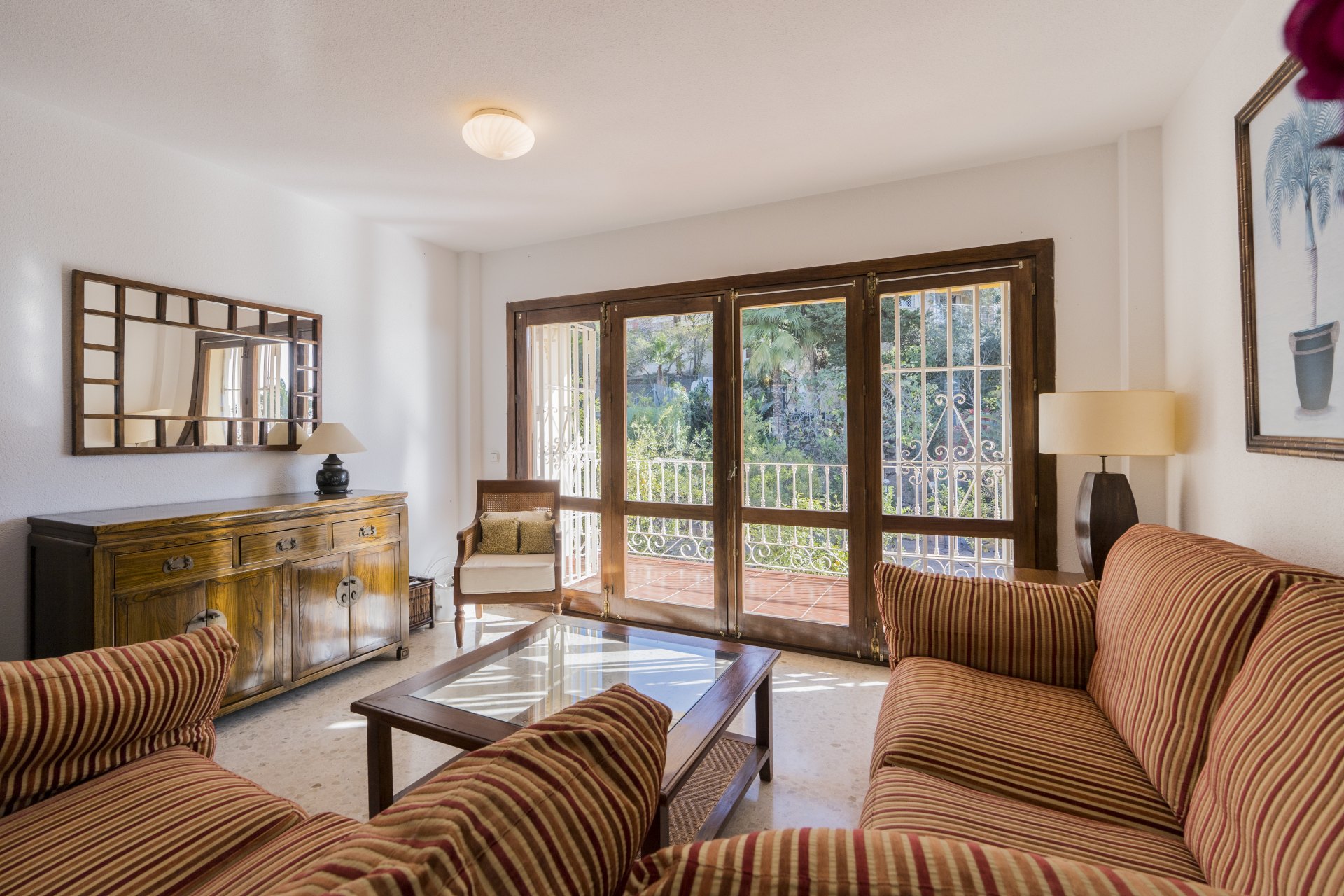 Villa de estilo andaluz con vistas al mar y casa de invitados