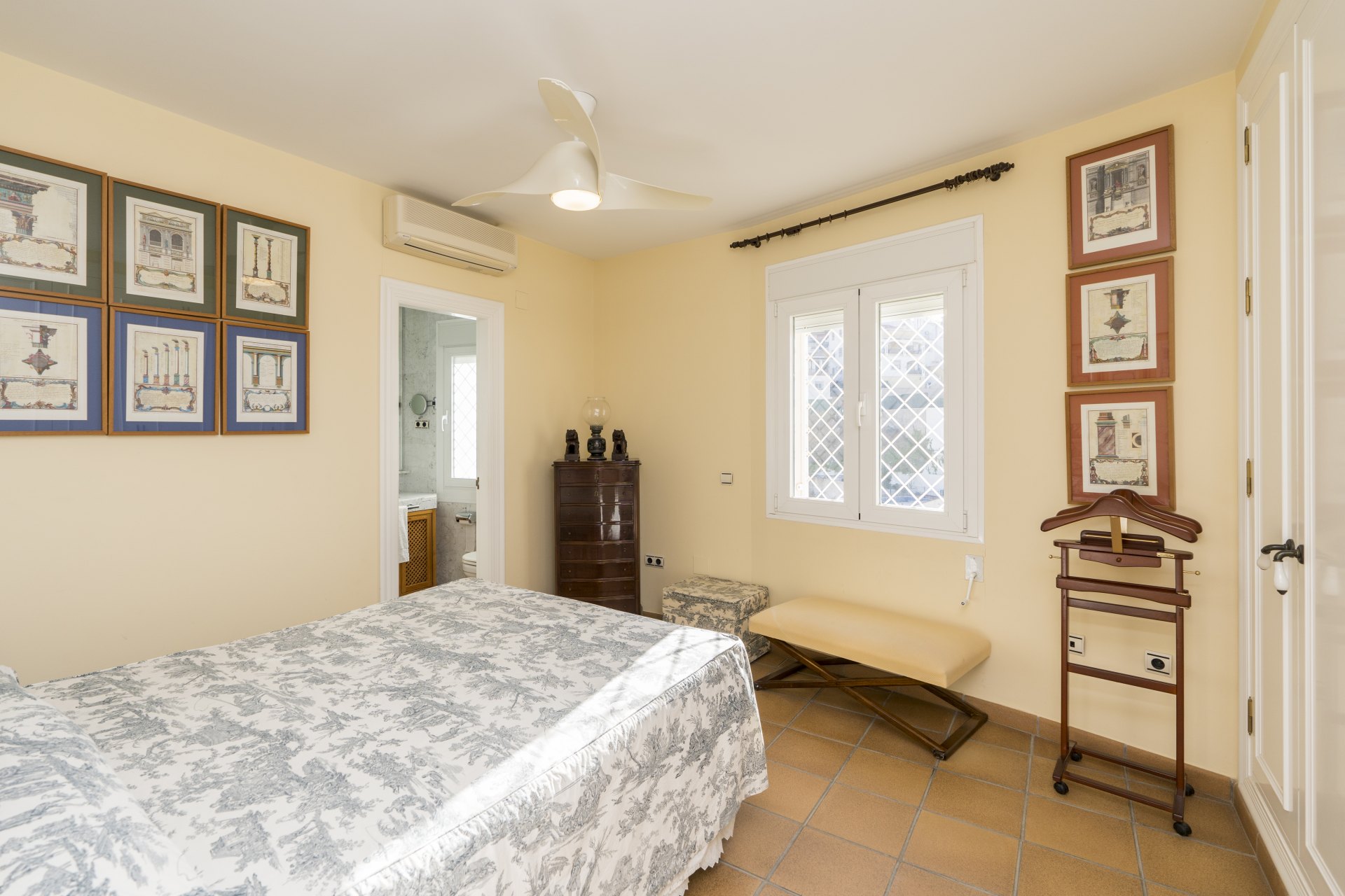 Villa de estilo andaluz con vistas al mar y casa de invitados