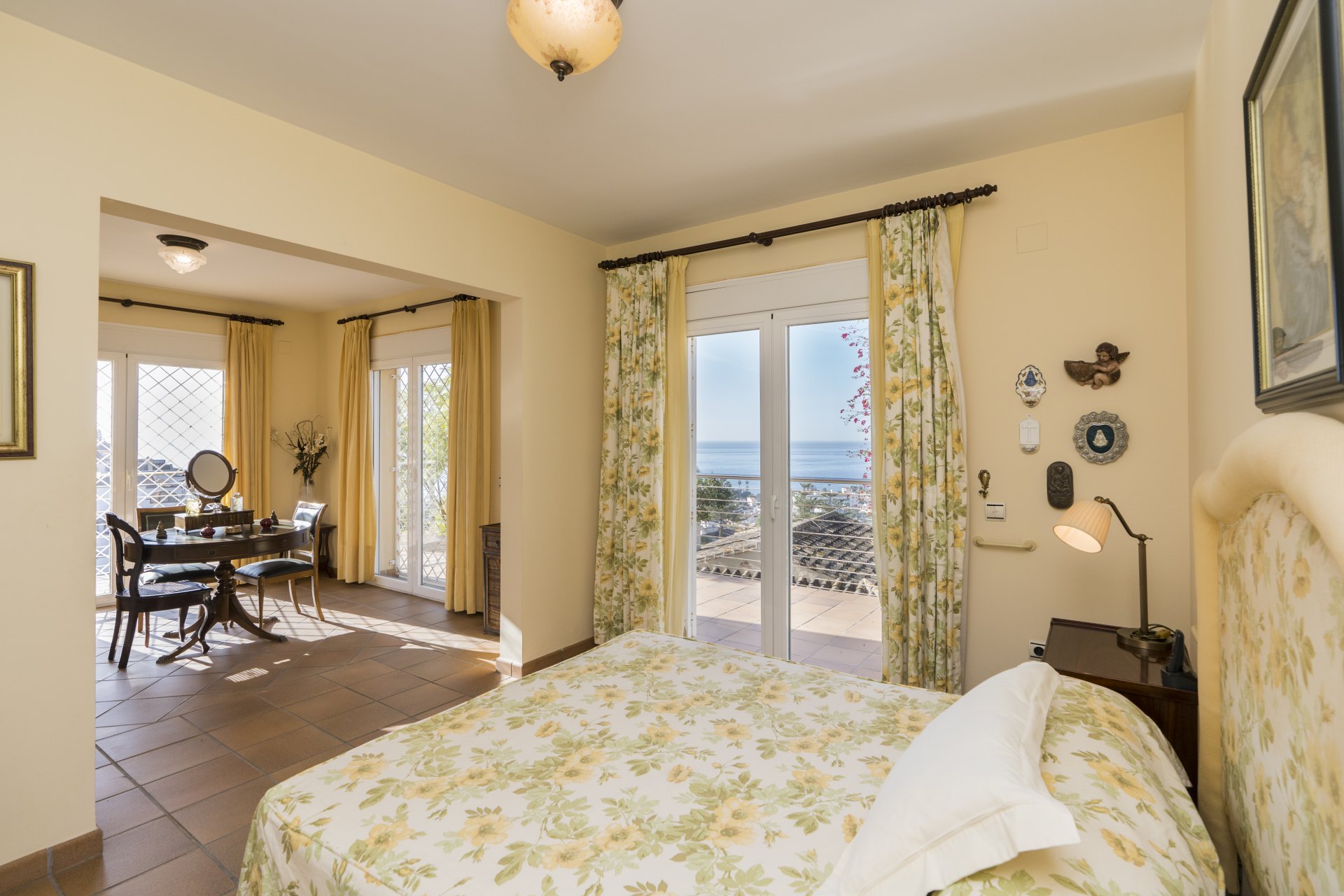 Villa de estilo andaluz con vistas al mar y casa de invitados