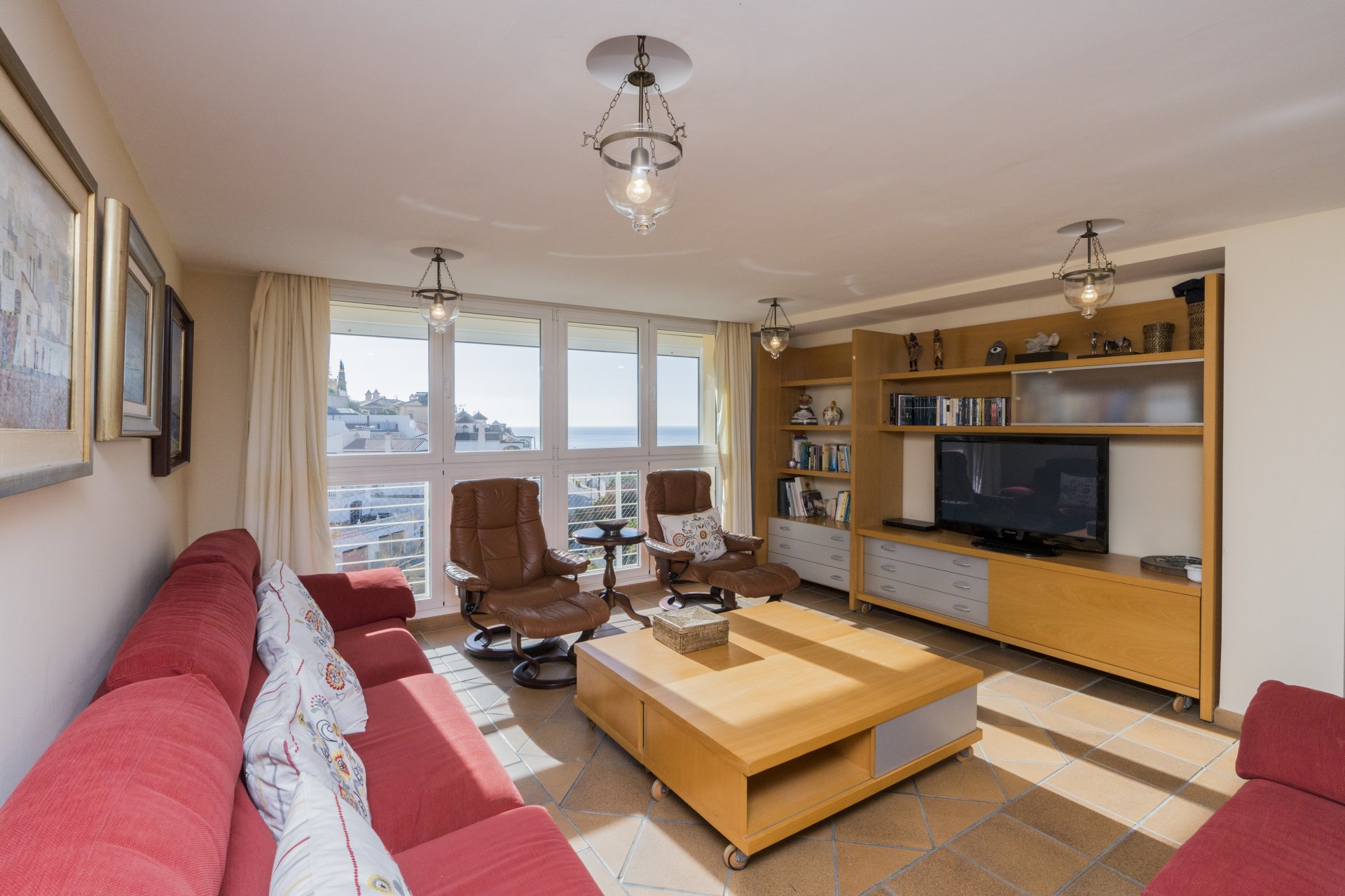 Villa de estilo andaluz con vistas al mar y casa de invitados