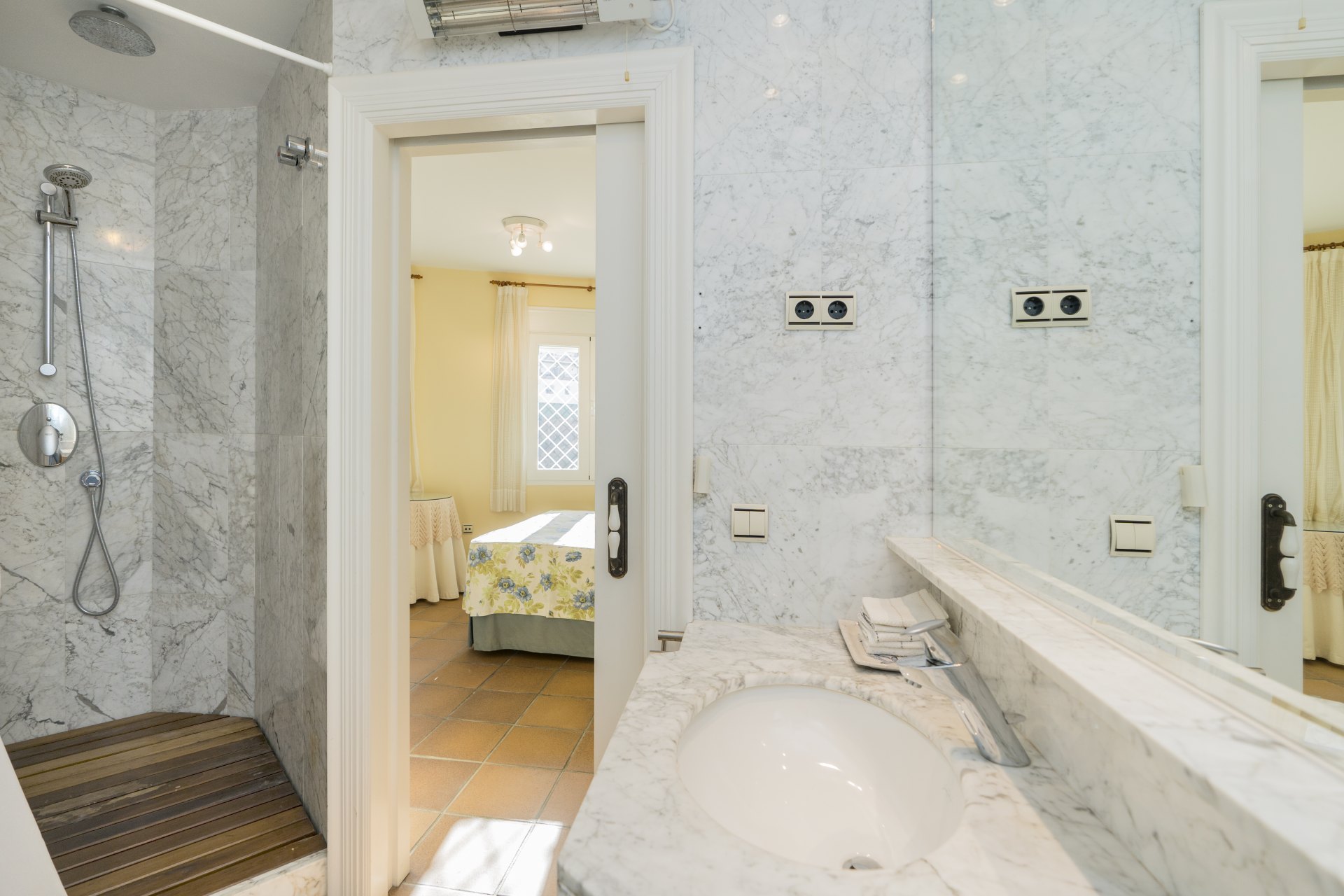 Villa de estilo andaluz con vistas al mar y casa de invitados