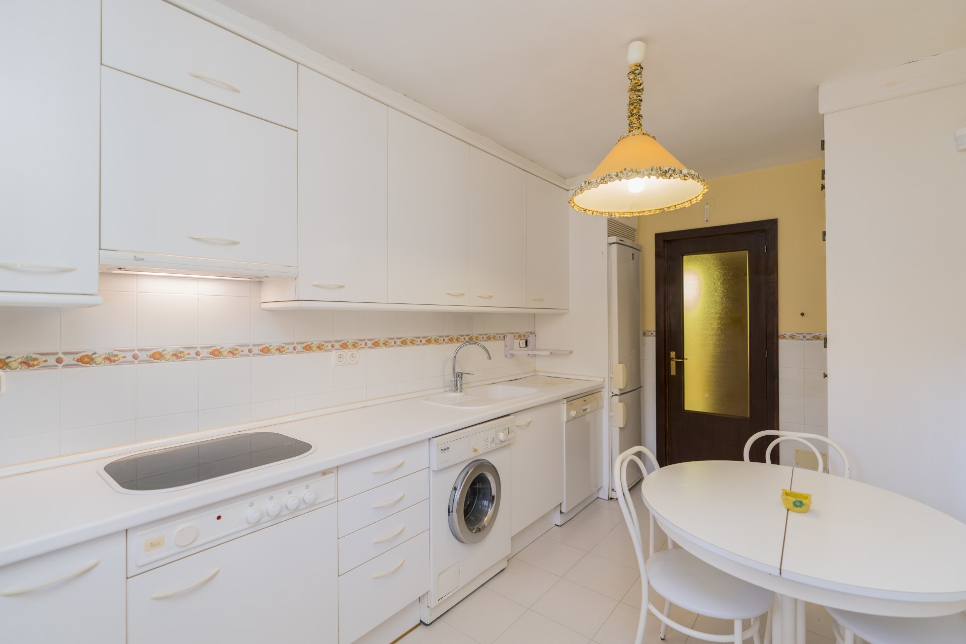 Villa de estilo andaluz con vistas al mar y casa de invitados