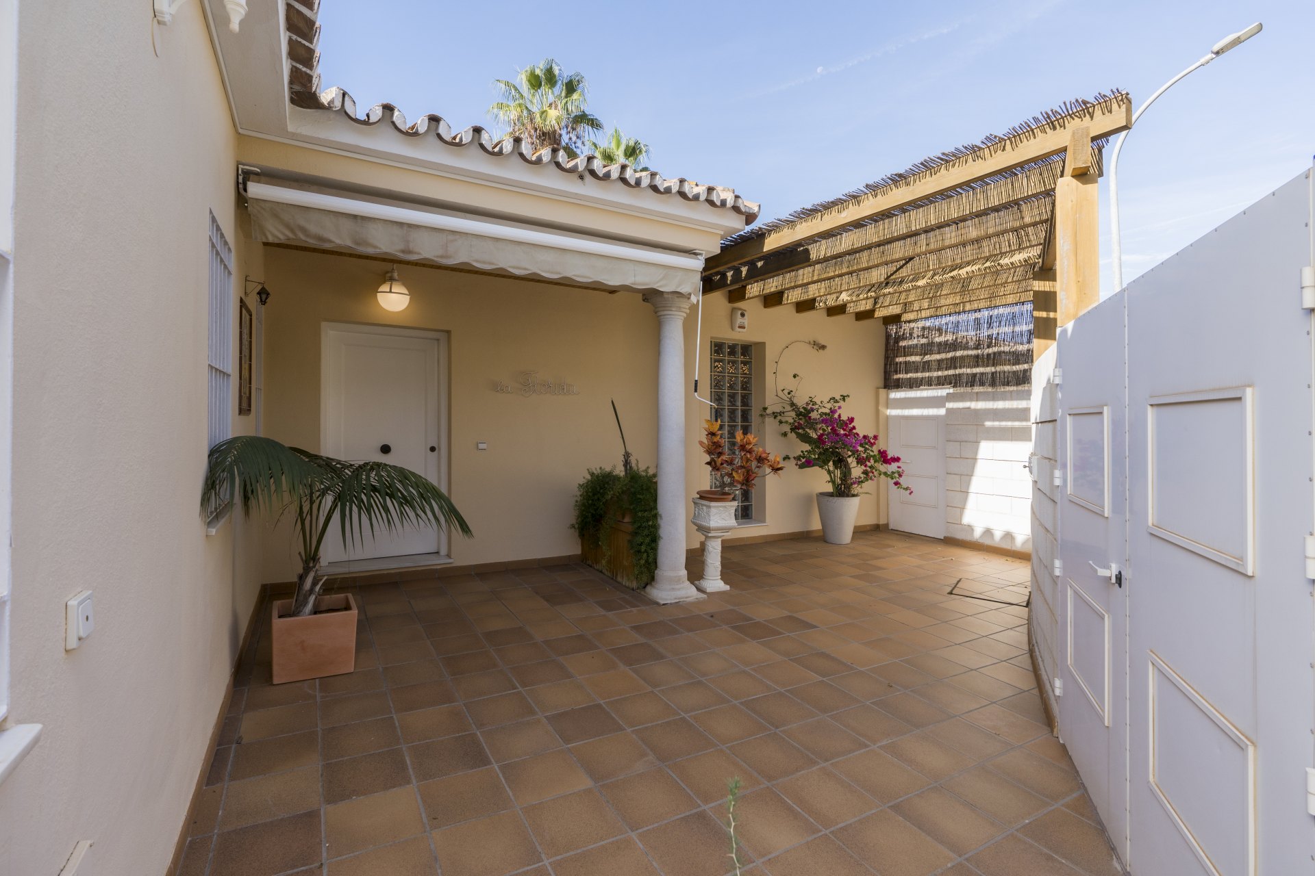 Villa de estilo andaluz con vistas al mar y casa de invitados