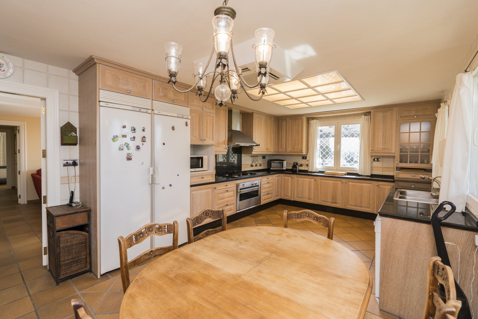 Villa de estilo andaluz con vistas al mar y casa de invitados