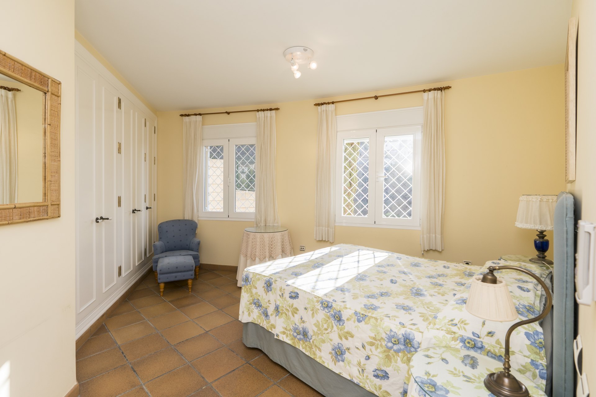 Villa de estilo andaluz con vistas al mar y casa de invitados