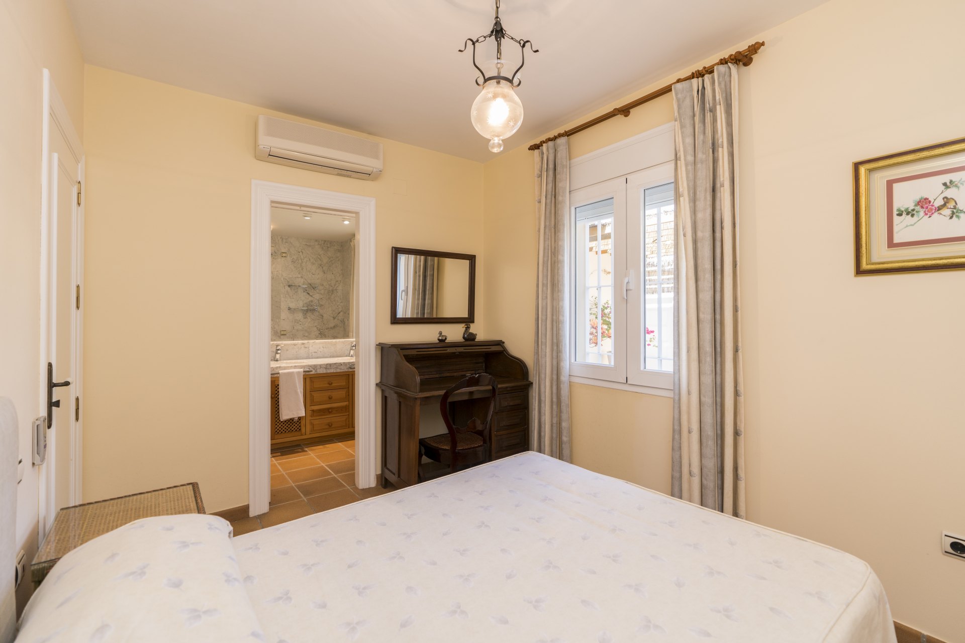 Villa de estilo andaluz con vistas al mar y casa de invitados