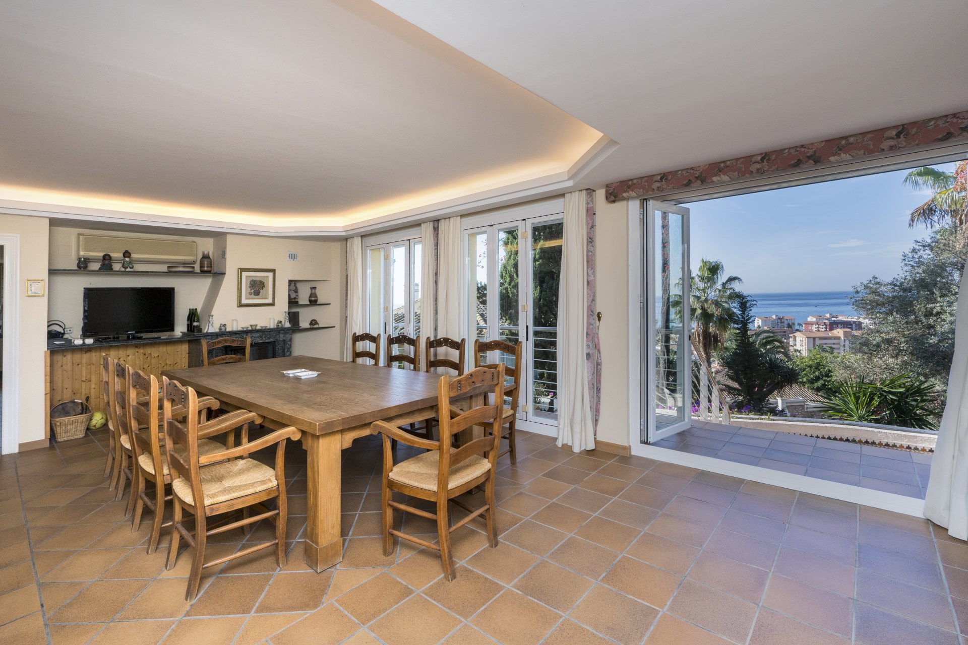 Villa de estilo andaluz con vistas al mar y casa de invitados