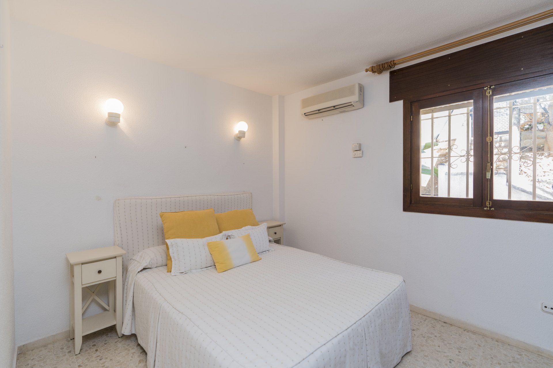 Villa de estilo andaluz con vistas al mar y casa de invitados