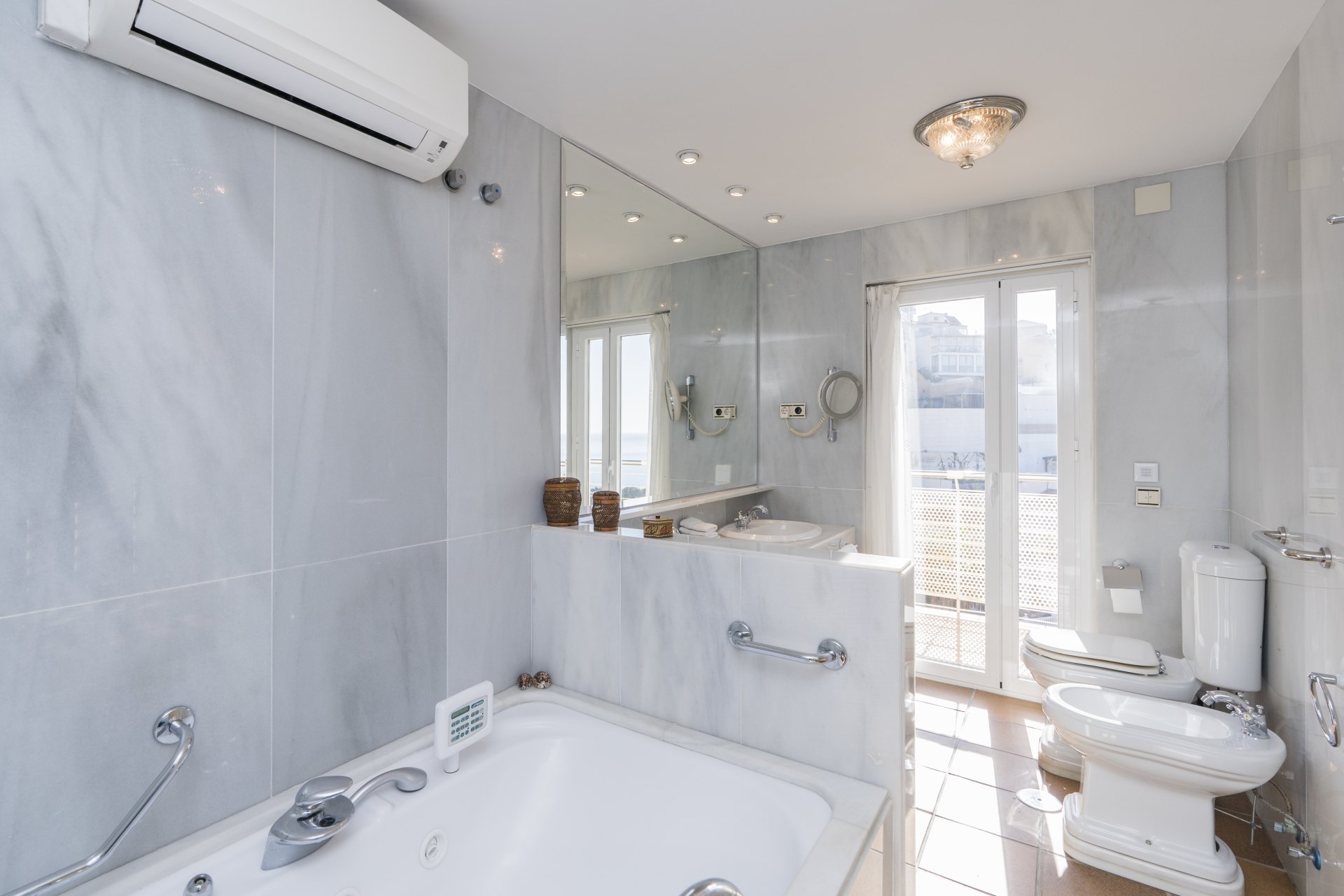 Villa de estilo andaluz con vistas al mar y casa de invitados