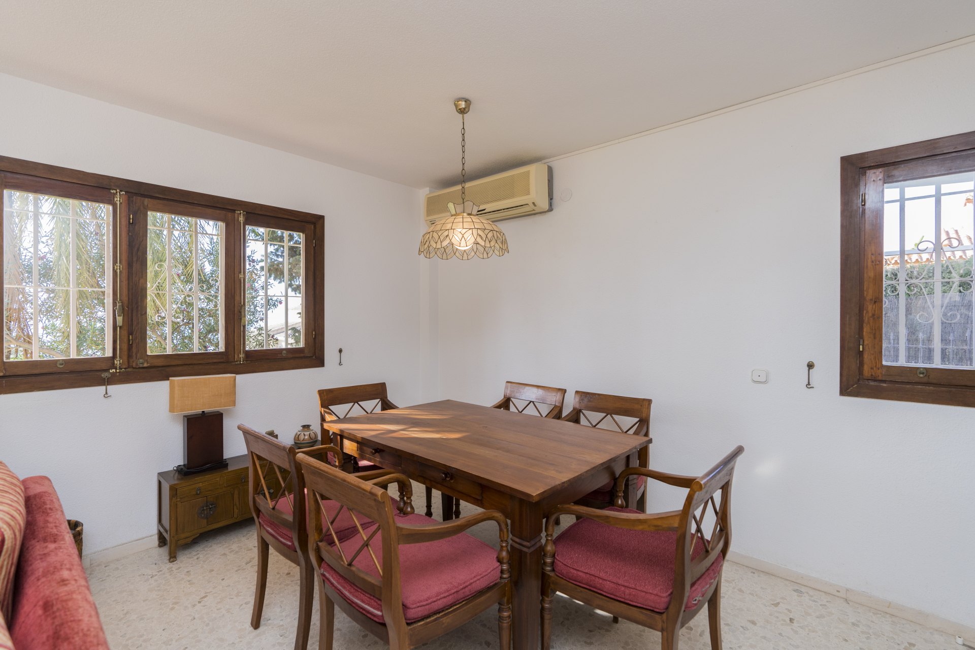 Villa de estilo andaluz con vistas al mar y casa de invitados