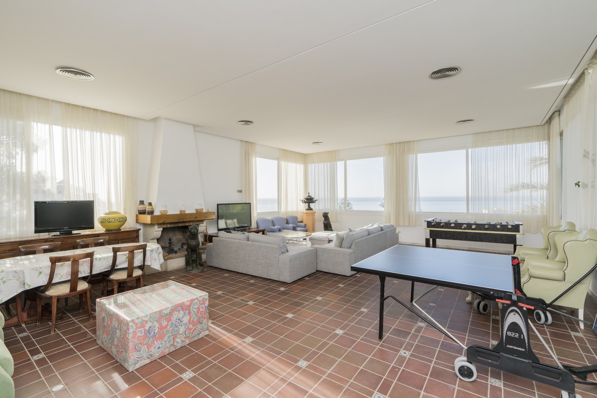 Villa de estilo andaluz con vistas al mar y casa de invitados