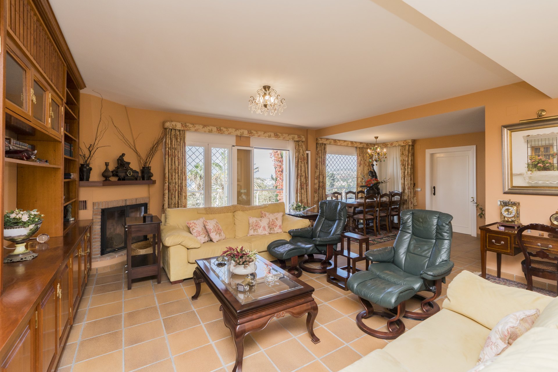 Villa de estilo andaluz con vistas al mar y casa de invitados