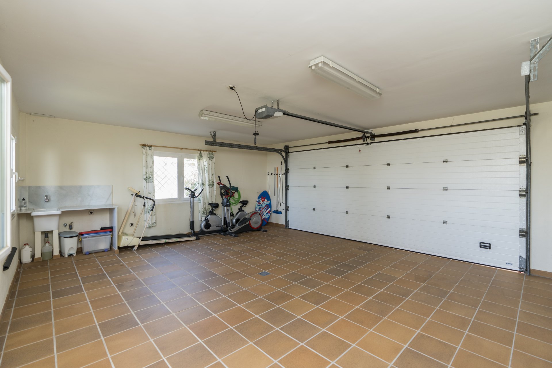 Villa de estilo andaluz con vistas al mar y casa de invitados