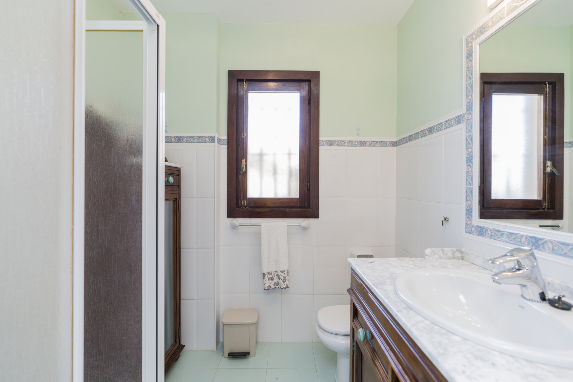 Villa de estilo andaluz con vistas al mar y casa de invitados