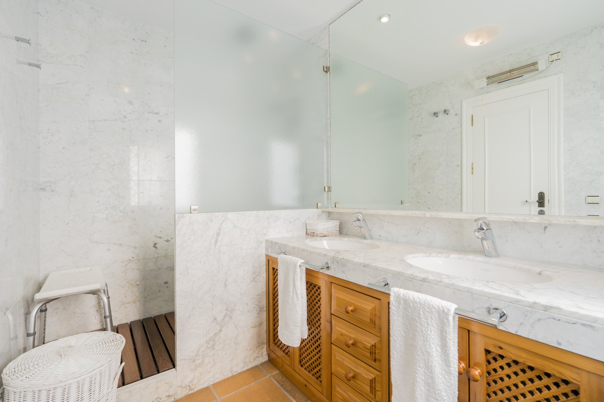 Villa de estilo andaluz con vistas al mar y casa de invitados