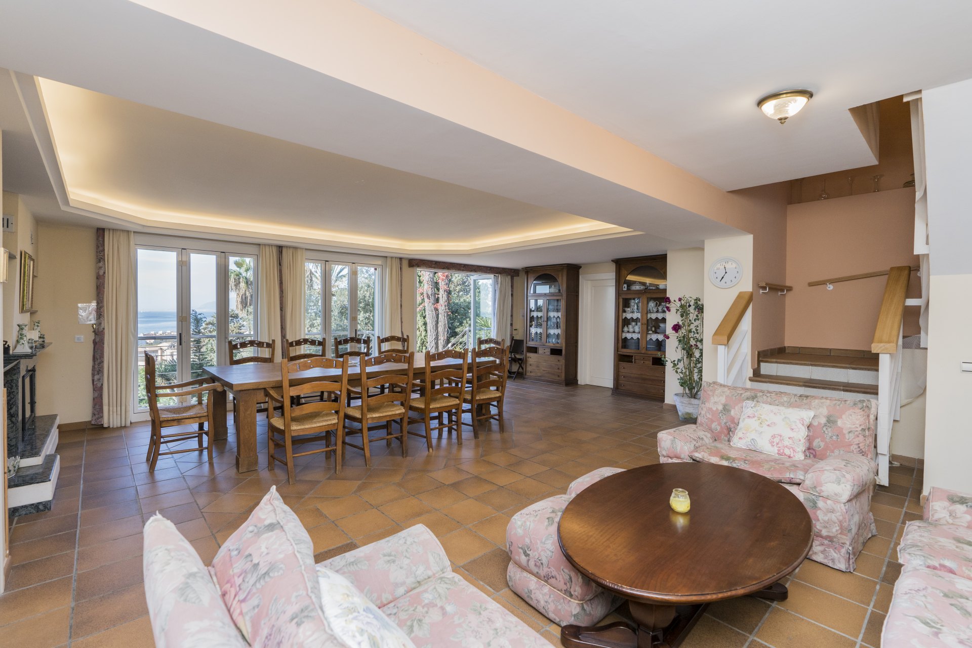 Villa de estilo andaluz con vistas al mar y casa de invitados